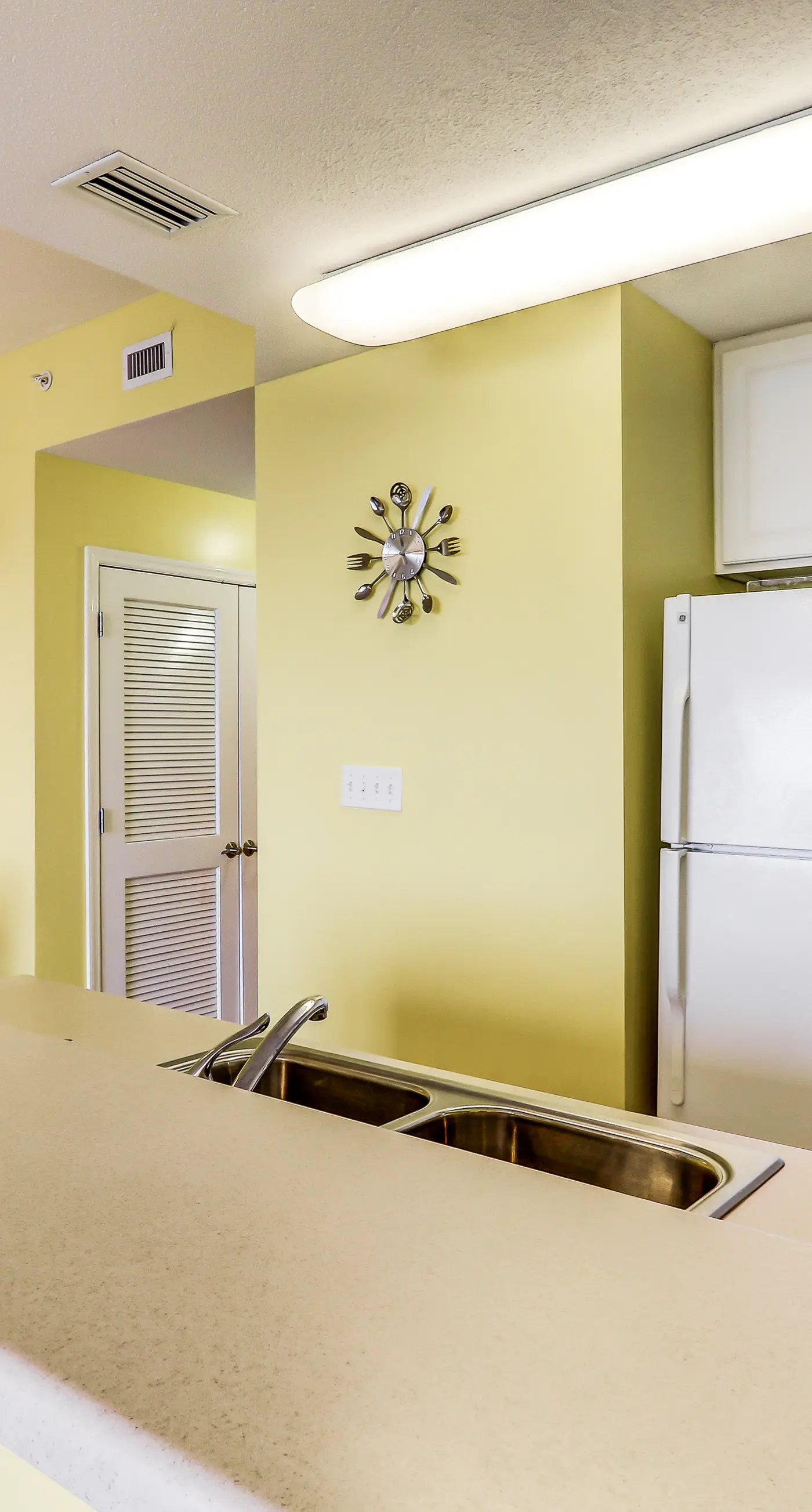 Lovely flat featuring Gulf views, deck, pool & hot tub - great location