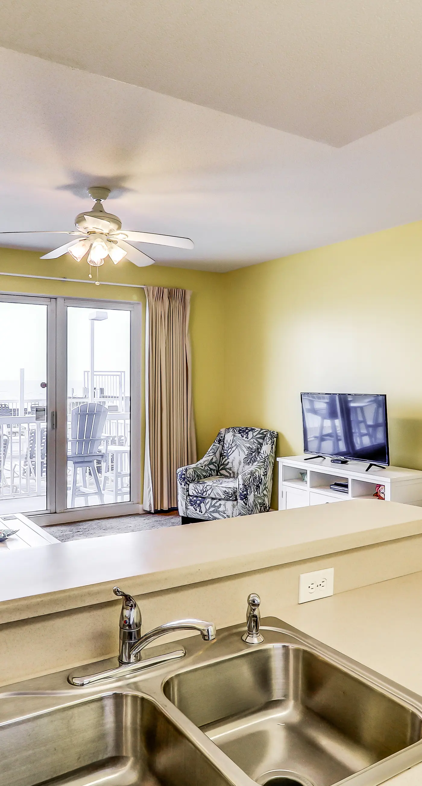 Lovely flat featuring Gulf views, deck, pool & hot tub - great location