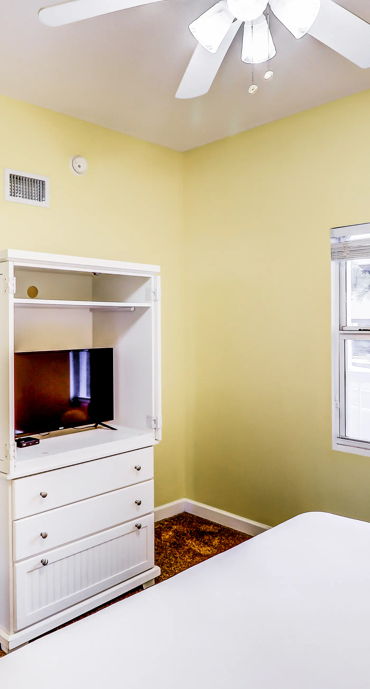 Lovely flat featuring Gulf views, deck, pool & hot tub - great location