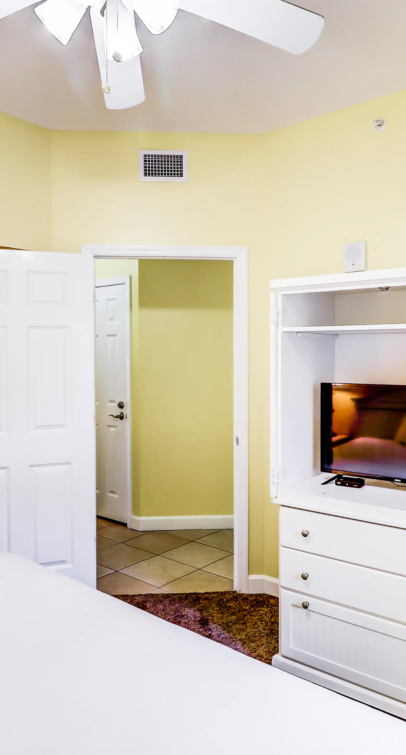 Lovely flat featuring Gulf views, deck, pool & hot tub - great location