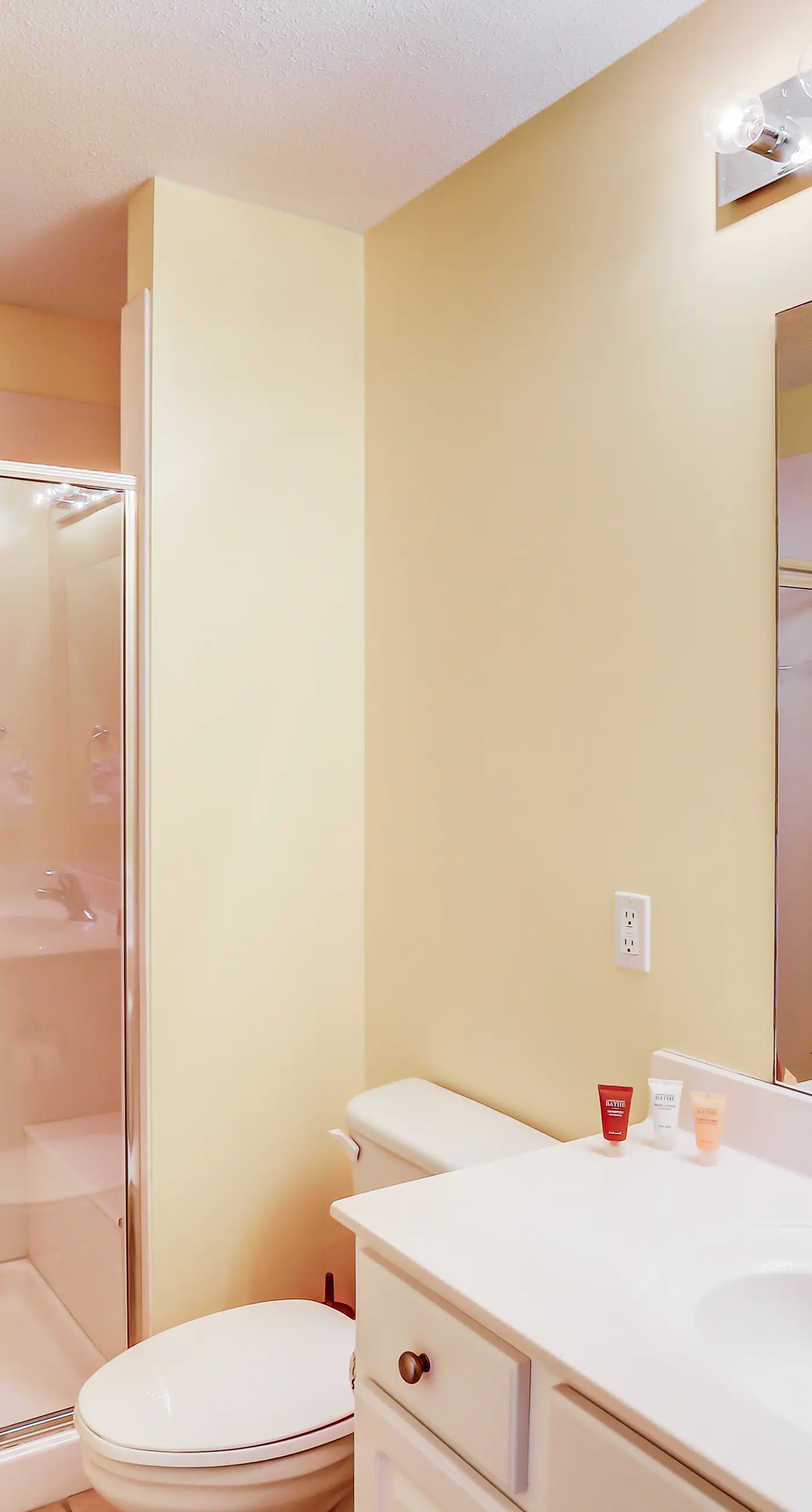 Lovely flat featuring Gulf views, deck, pool & hot tub - great location