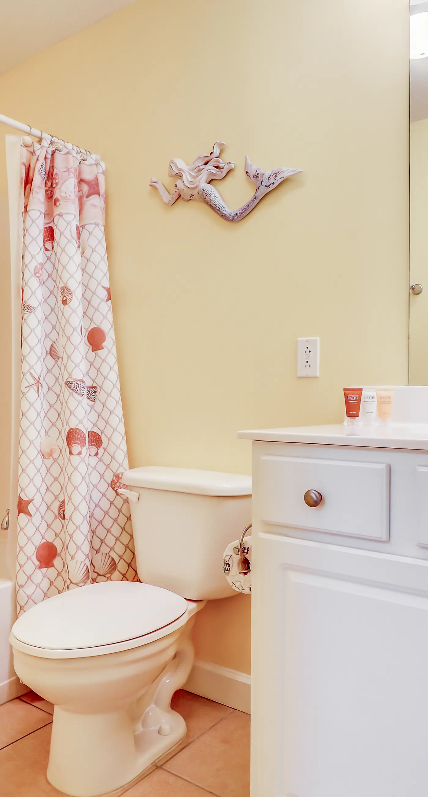 Lovely flat featuring Gulf views, deck, pool & hot tub - great location