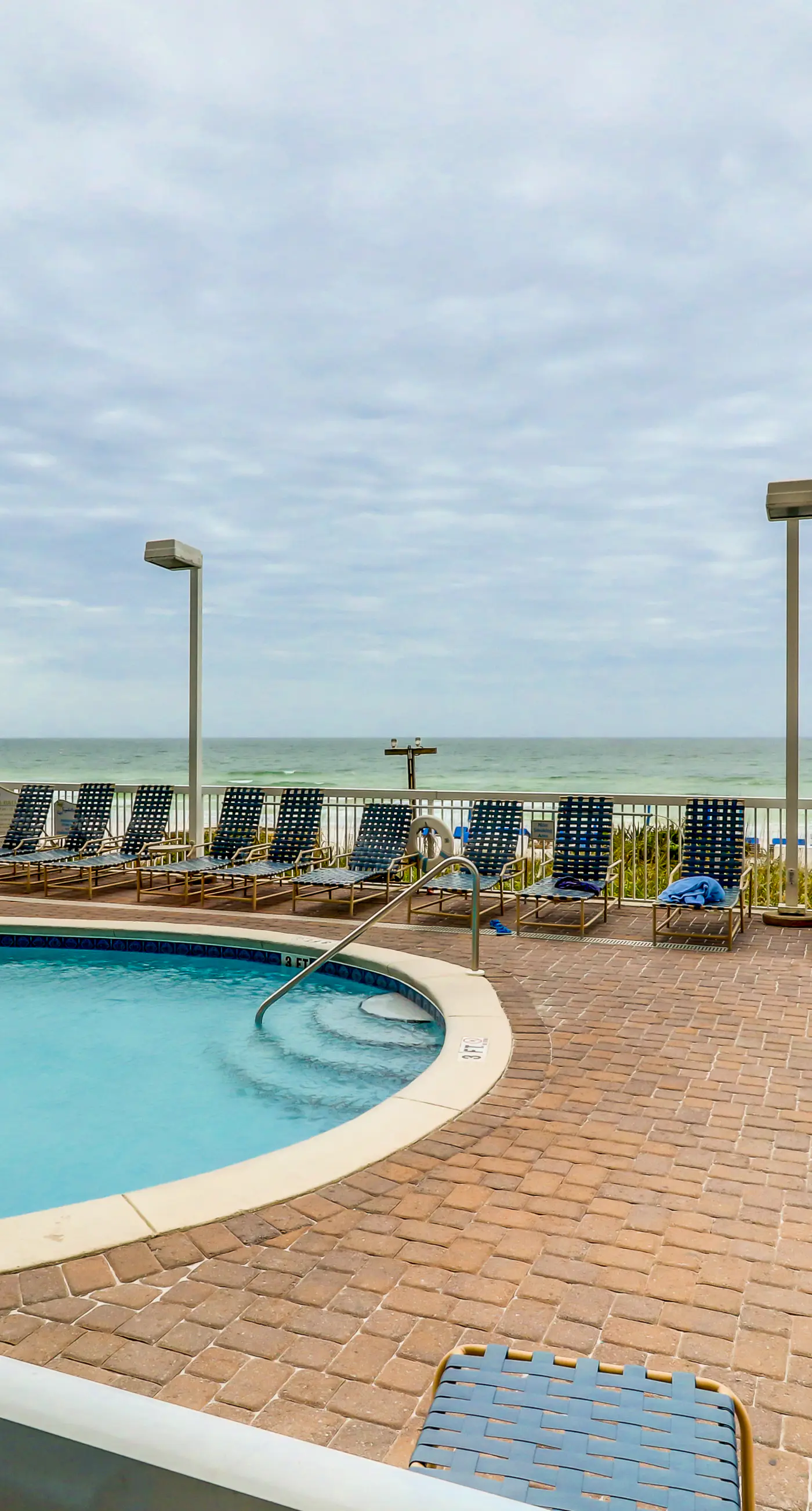 Lovely flat featuring Gulf views, deck, pool & hot tub - great location