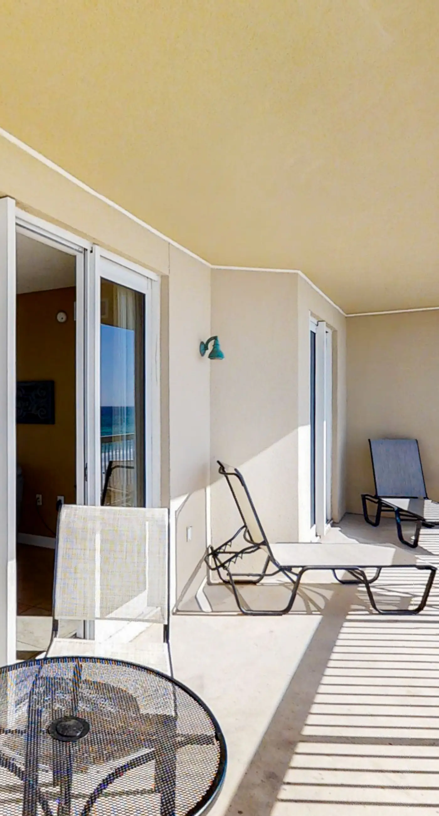 Cozy haven just steps from the beach with sundeck, pool & fitness facility