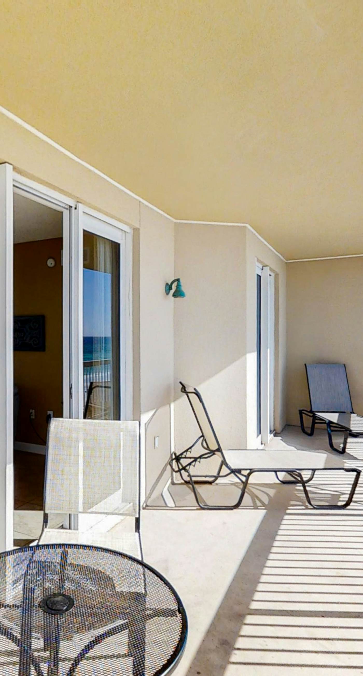 Cozy haven just steps from the beach with sundeck, pool & fitness facility