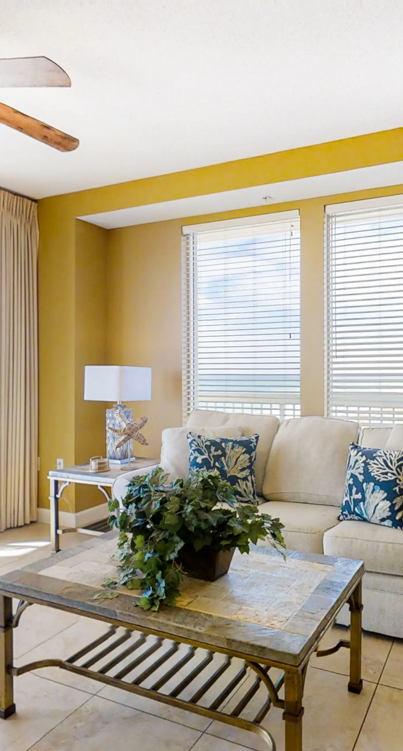 Cozy haven just steps from the beach with sundeck, pool & fitness facility