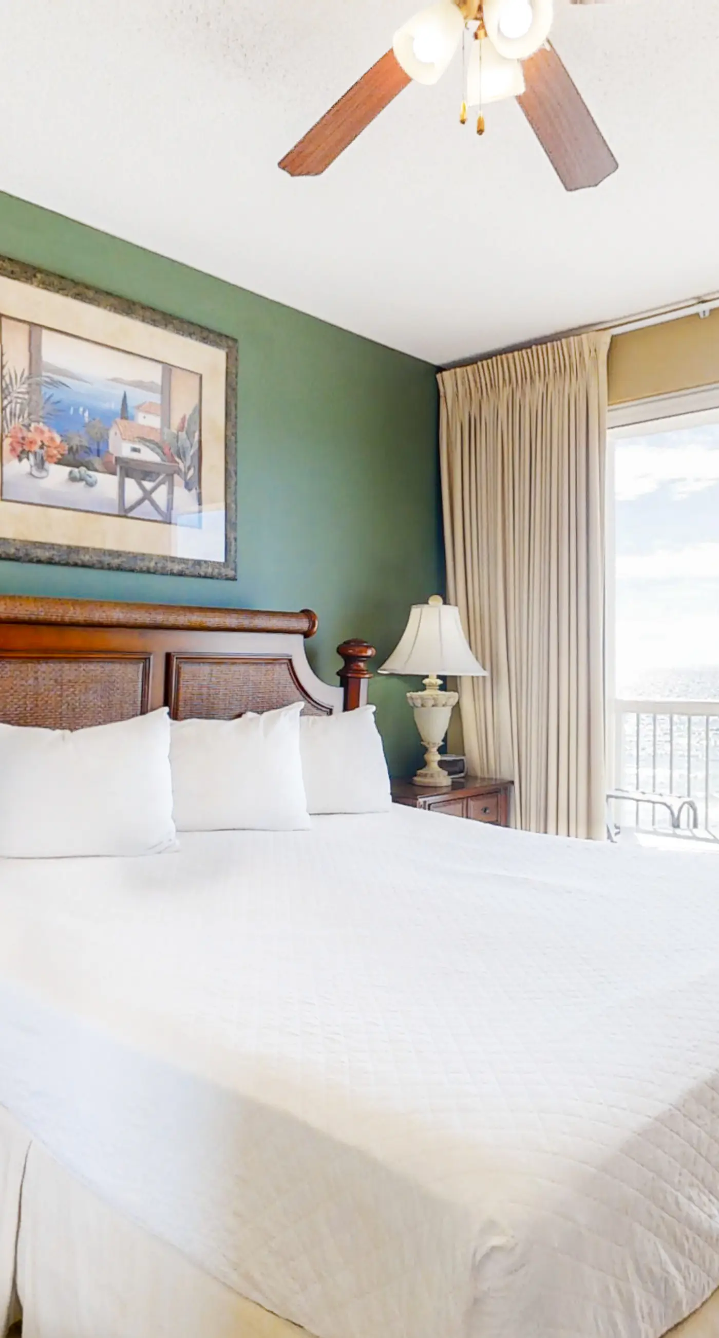 Cozy haven just steps from the beach with sundeck, pool & fitness facility