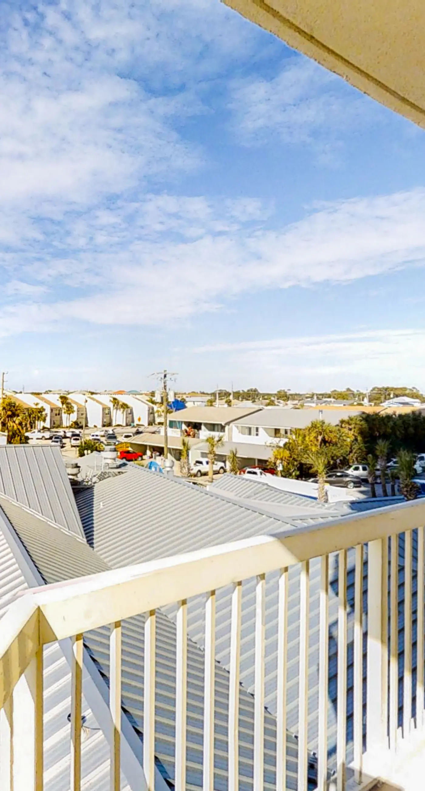 Cozy haven just steps from the beach with sundeck, pool & fitness facility