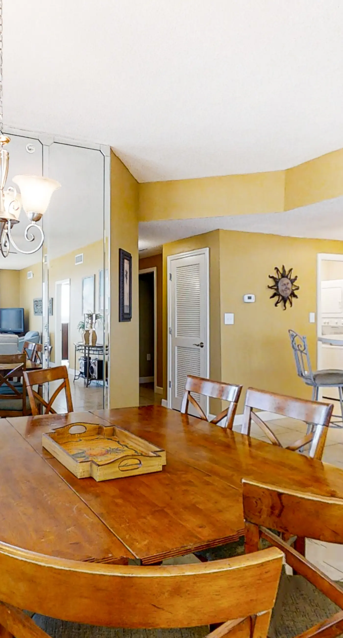 Cozy haven just steps from the beach with sundeck, pool & fitness facility