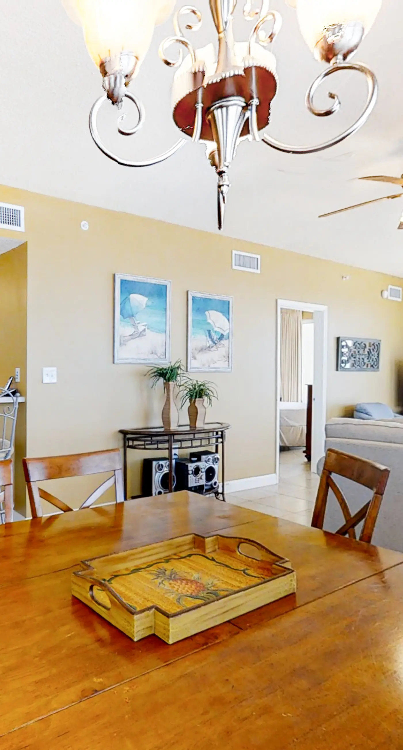 Cozy haven just steps from the beach with sundeck, pool & fitness facility