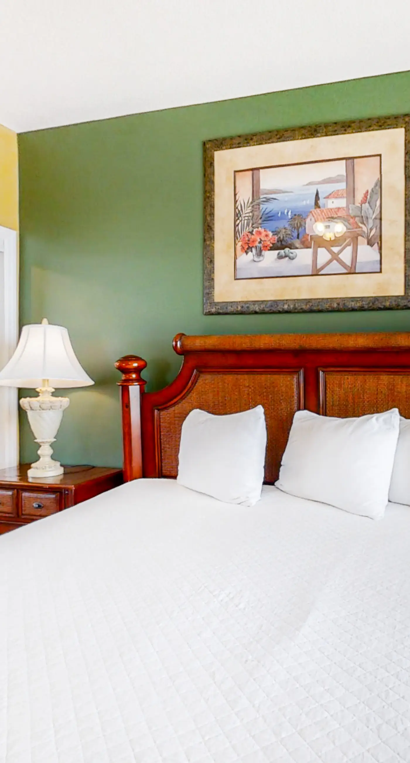 Cozy haven just steps from the beach with sundeck, pool & fitness facility