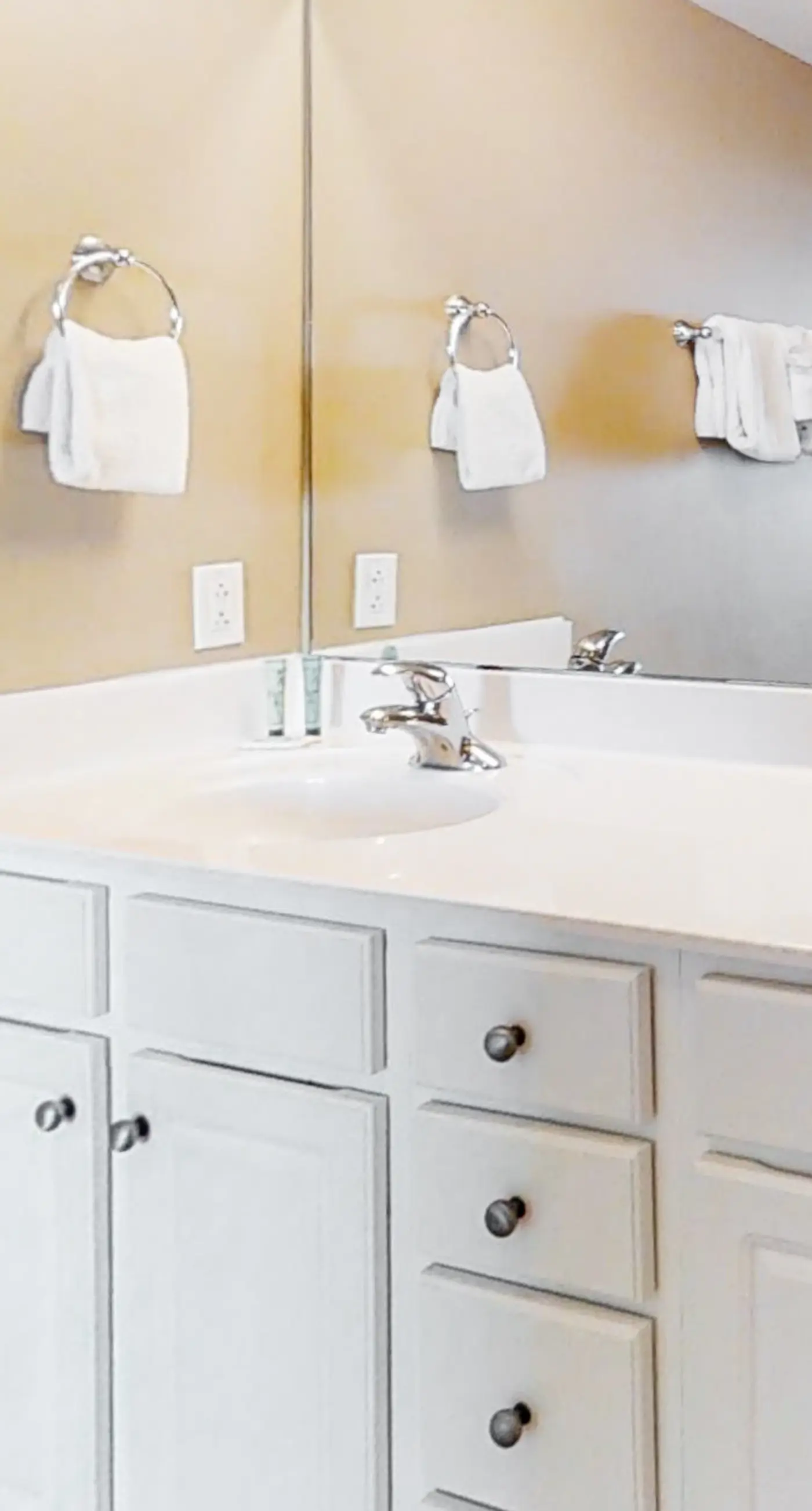 Cozy haven just steps from the beach with sundeck, pool & fitness facility