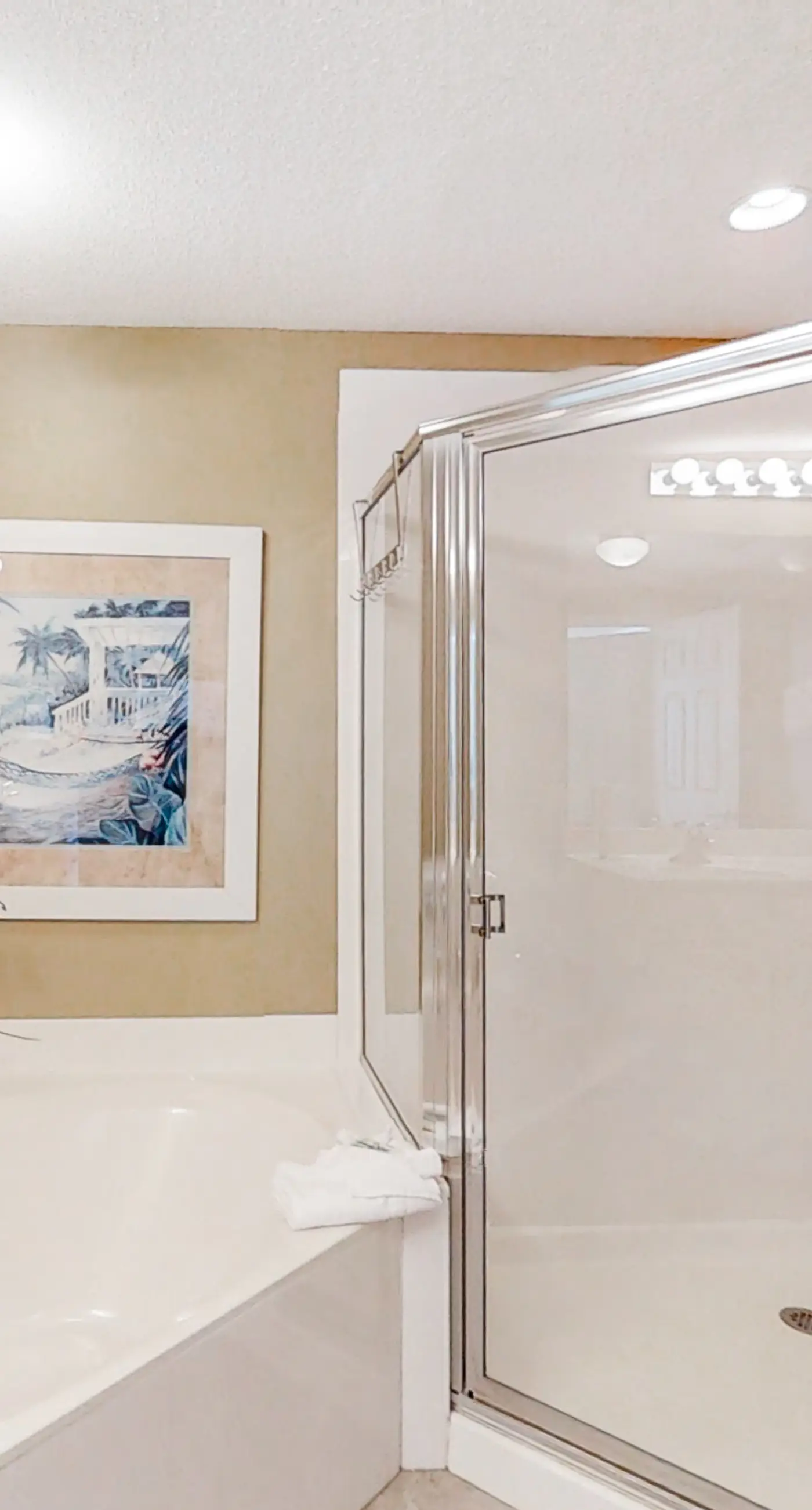 Cozy haven just steps from the beach with sundeck, pool & fitness facility
