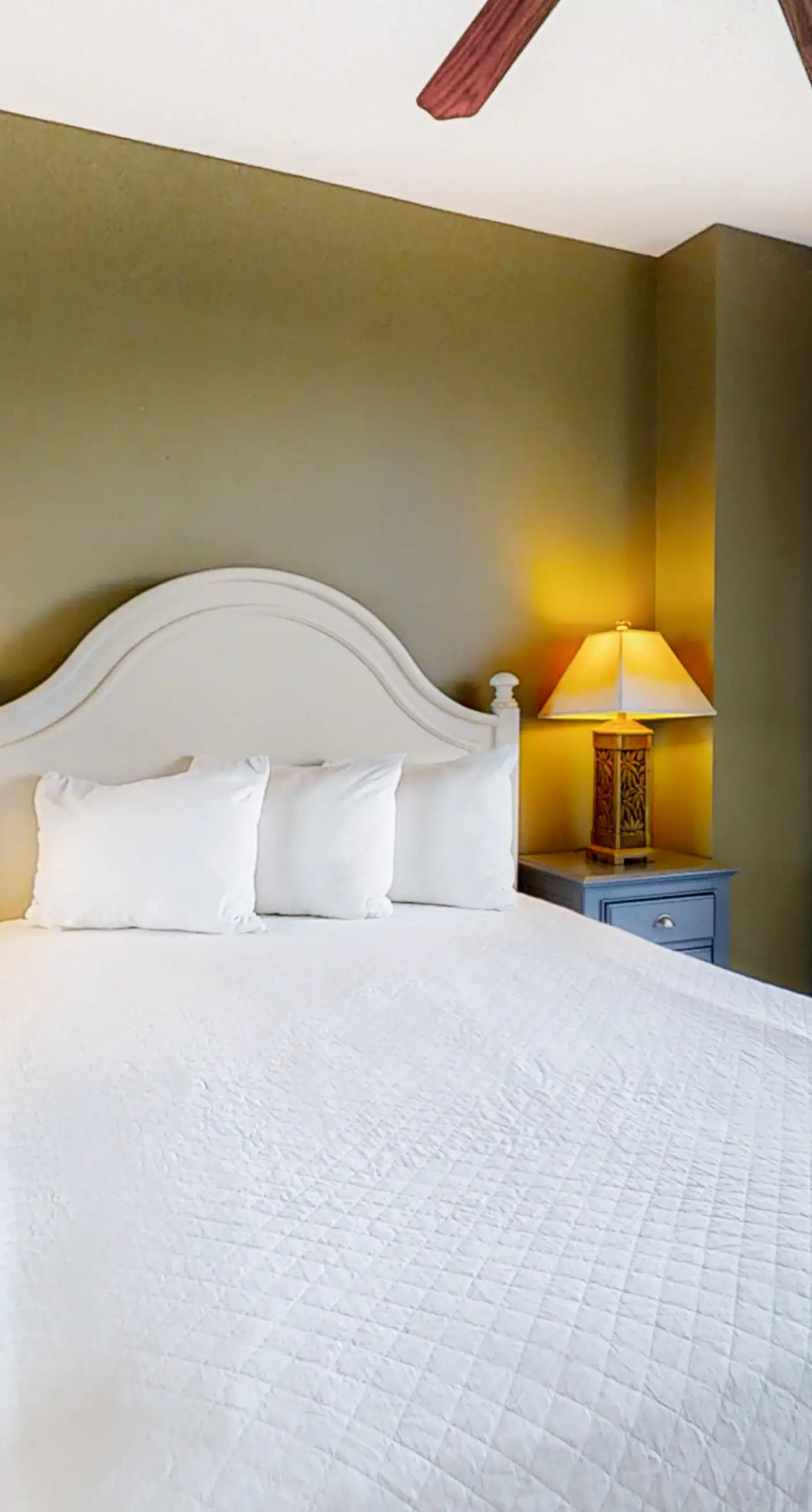 Cozy haven just steps from the beach with sundeck, pool & fitness facility