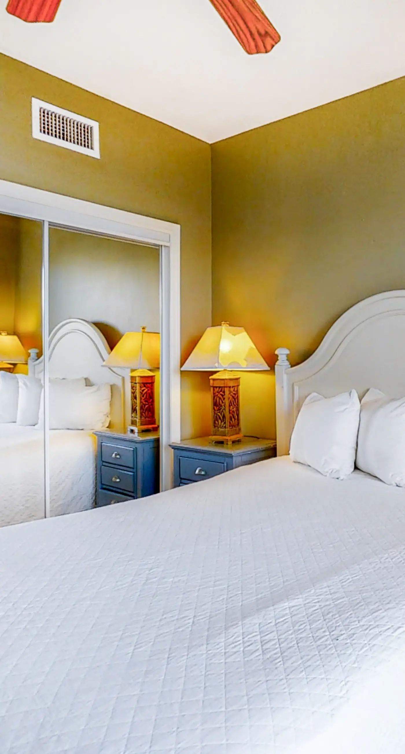 Cozy haven just steps from the beach with sundeck, pool & fitness facility