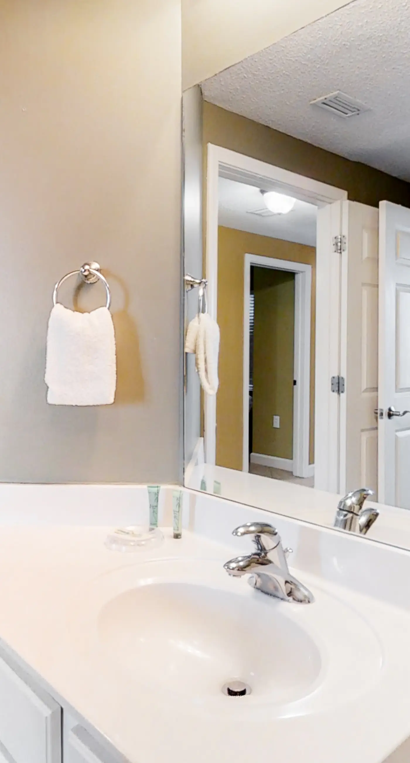 Cozy haven just steps from the beach with sundeck, pool & fitness facility