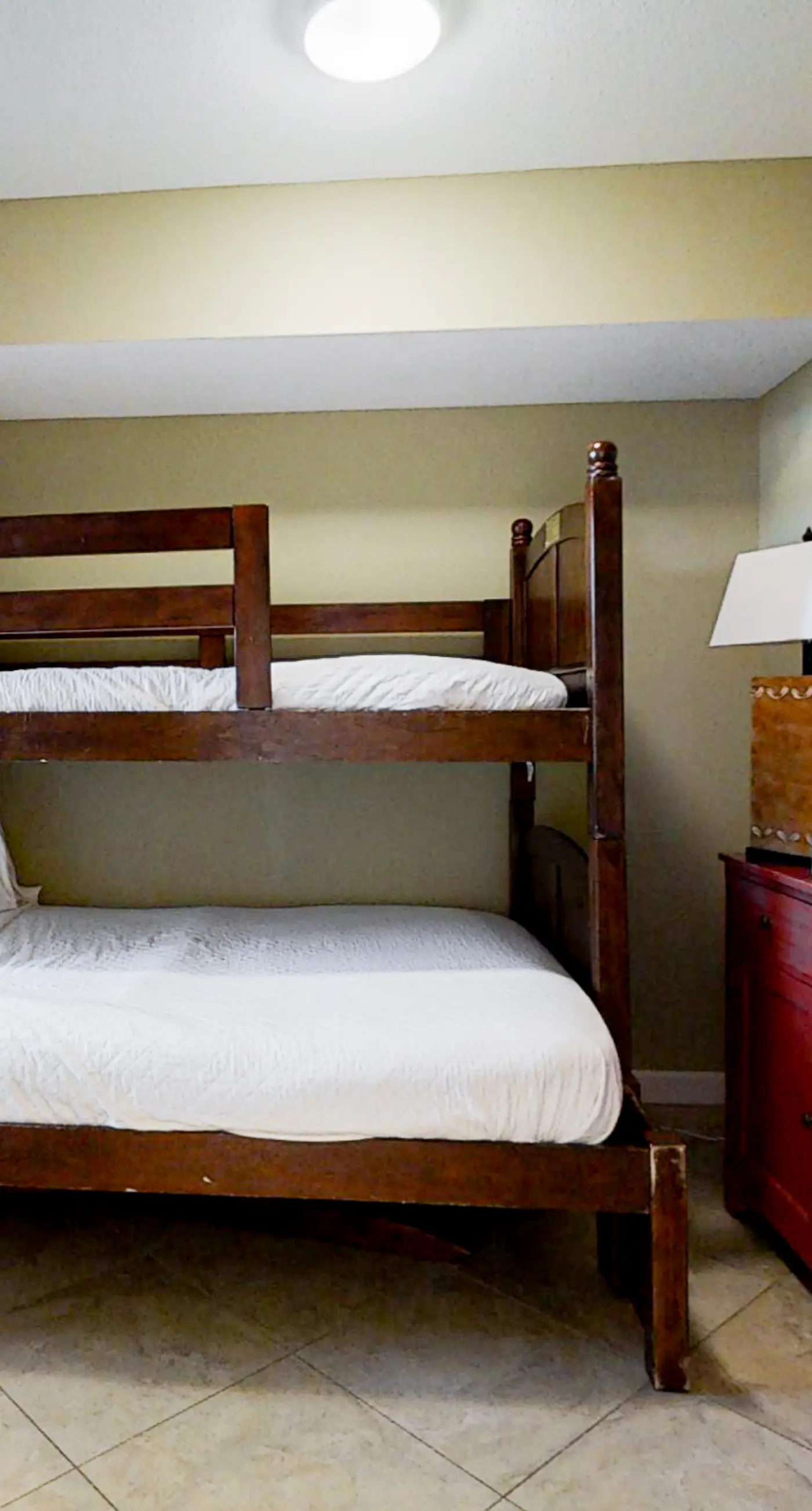 Cozy haven just steps from the beach with sundeck, pool & fitness facility