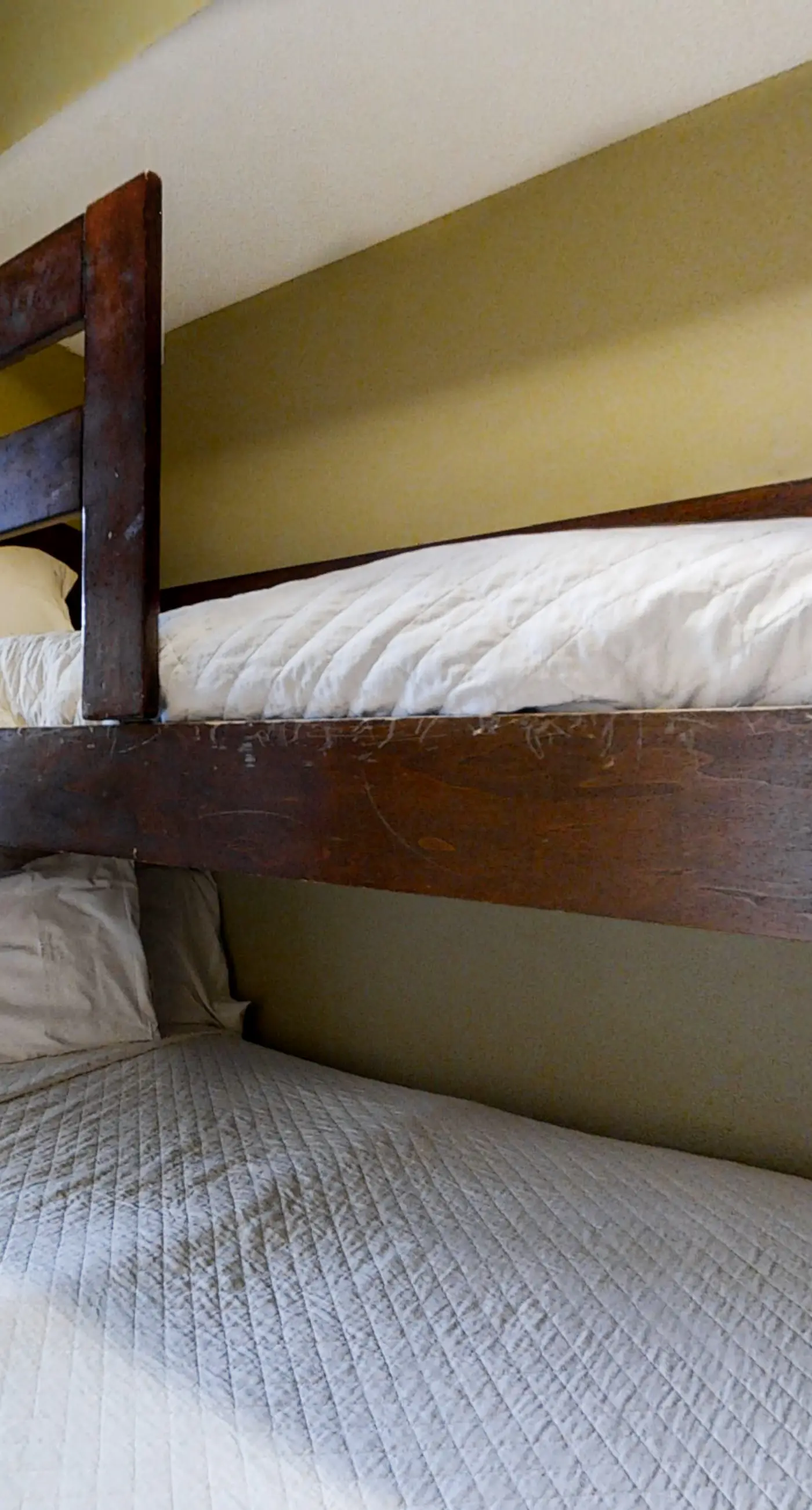 Cozy haven just steps from the beach with sundeck, pool & fitness facility