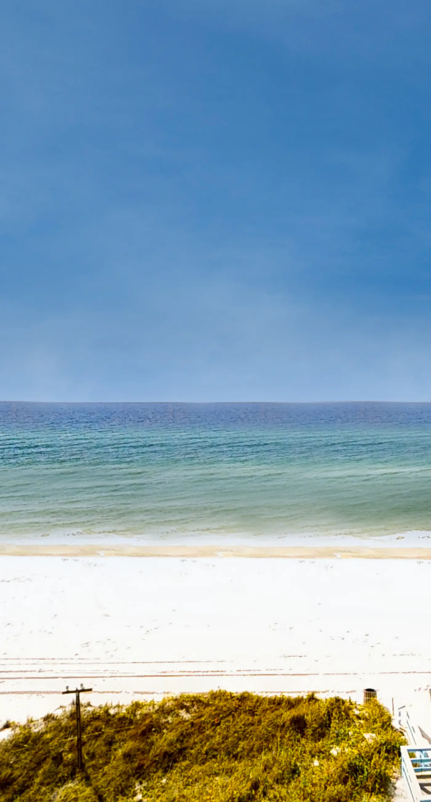 Cozy haven just steps from the beach with sundeck, pool & fitness facility