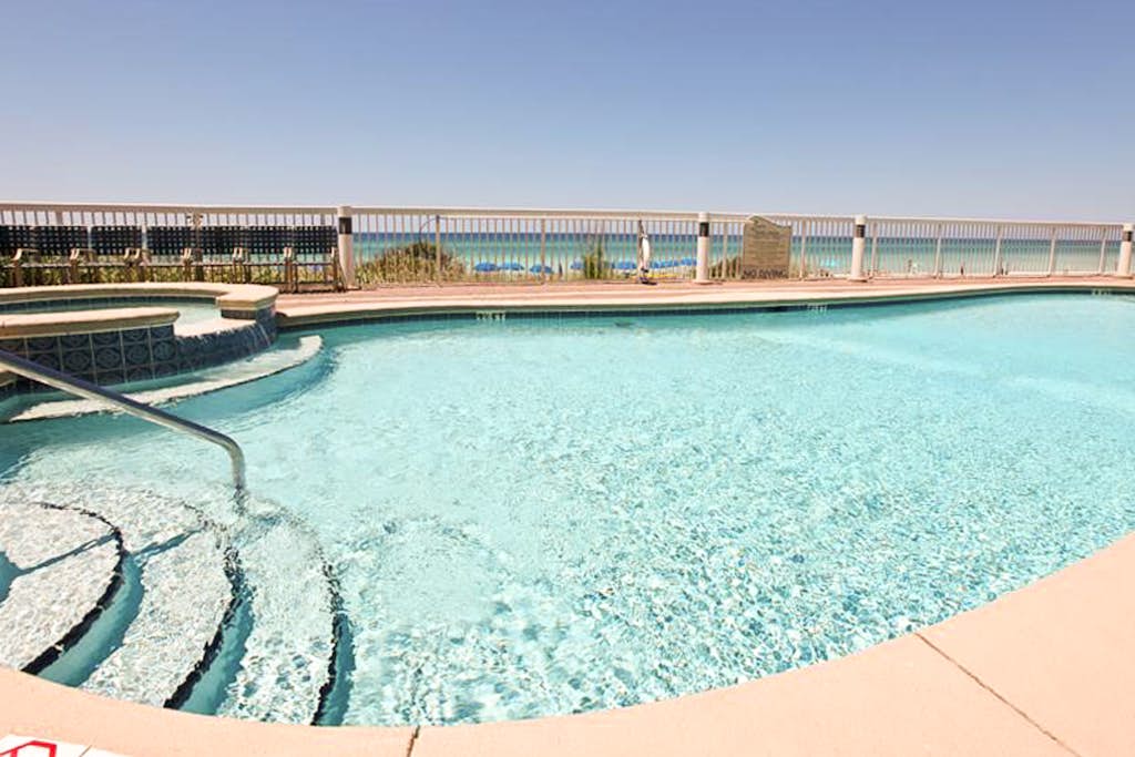 Gulf Front Family friendly getaway w/Beach Service