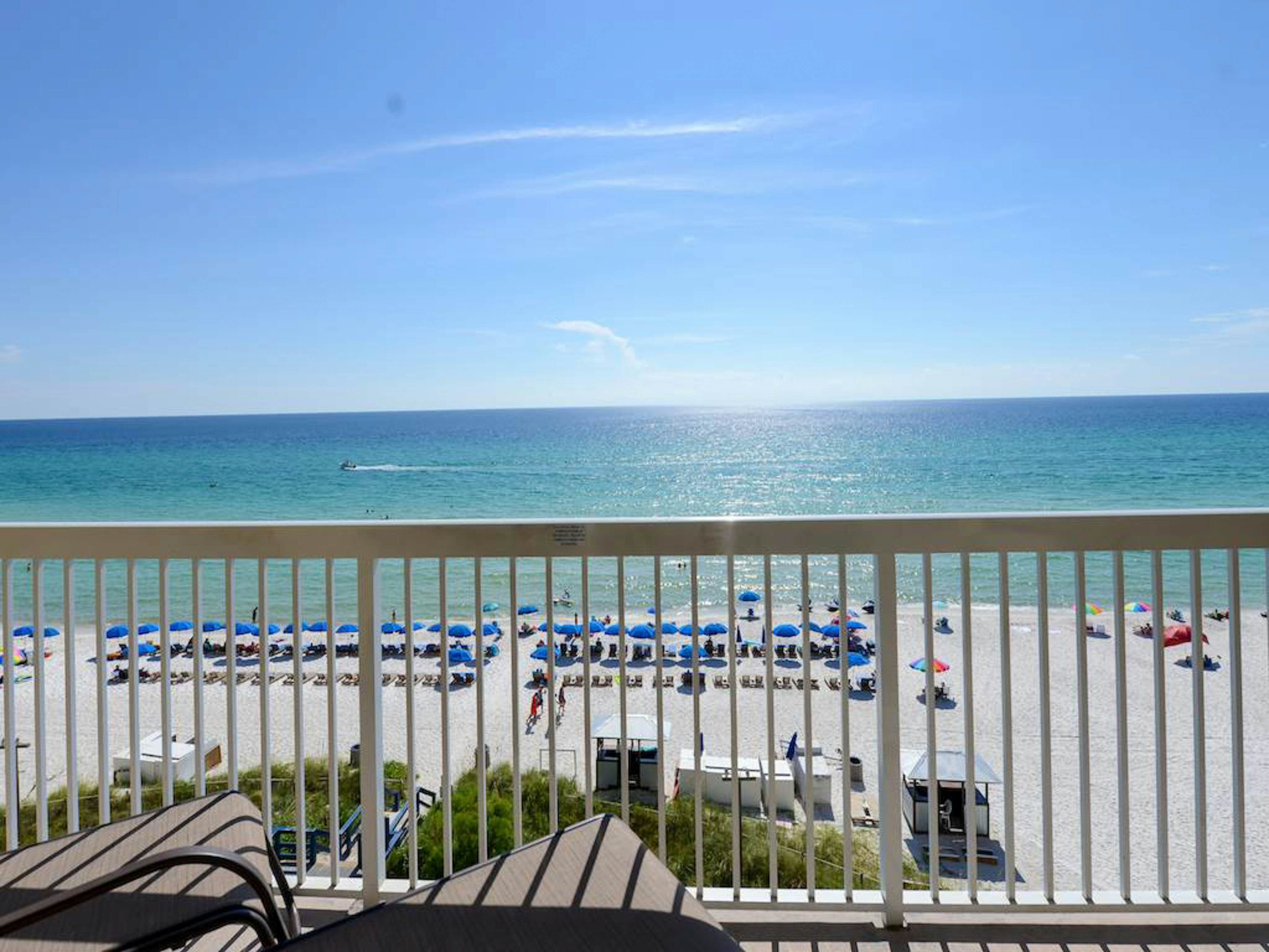 Spacious Gulf-front condo with beach access, pool & hot tub - great location