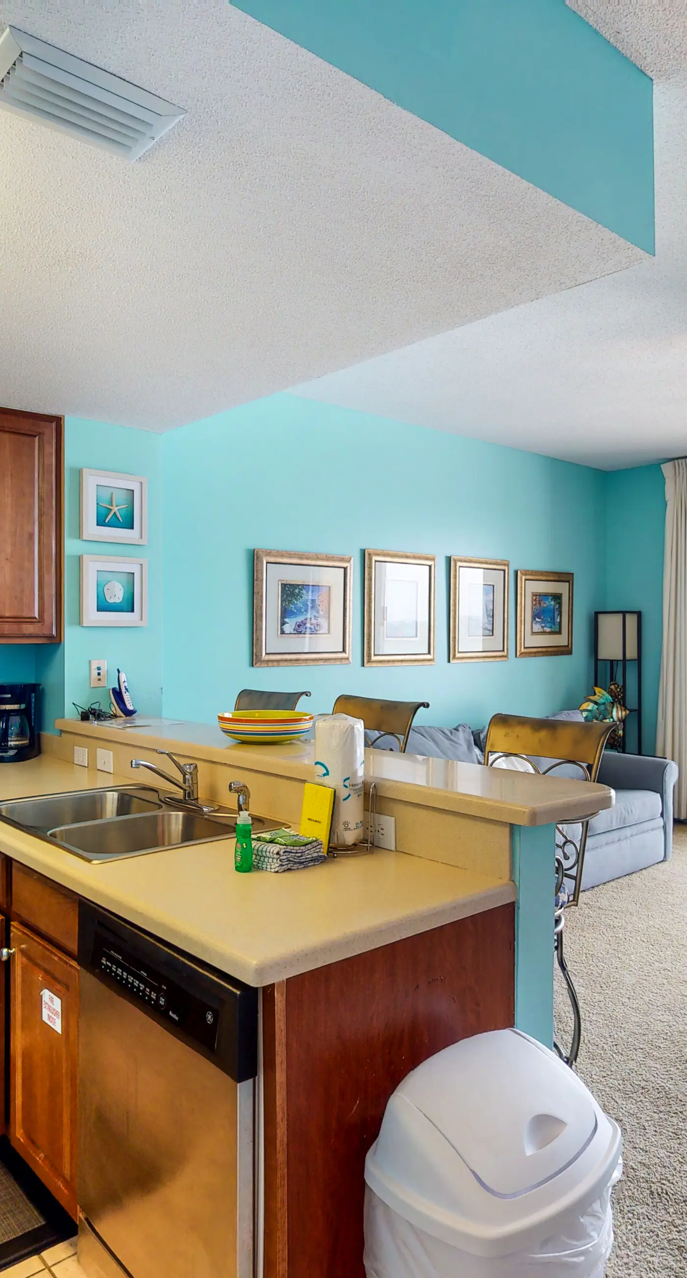 Spacious Gulf-front condo with beach access, pool & hot tub - great location