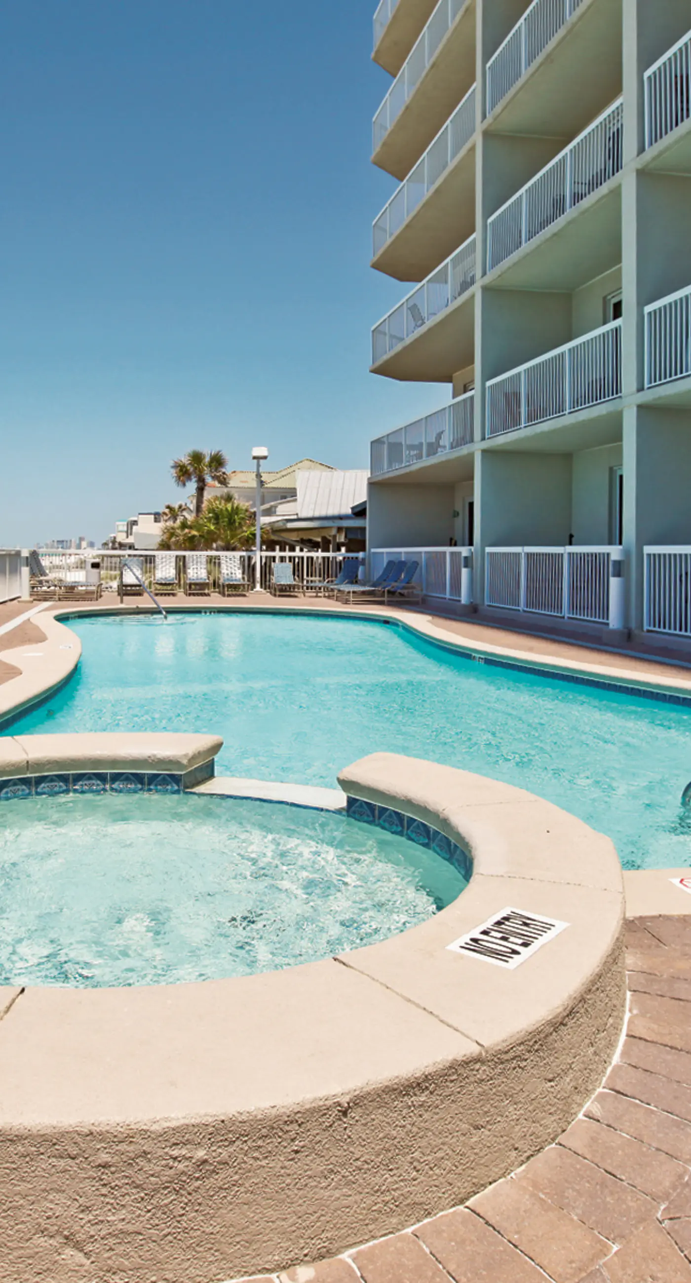 Spacious Gulf-front condo with beach access, pool & hot tub - great location