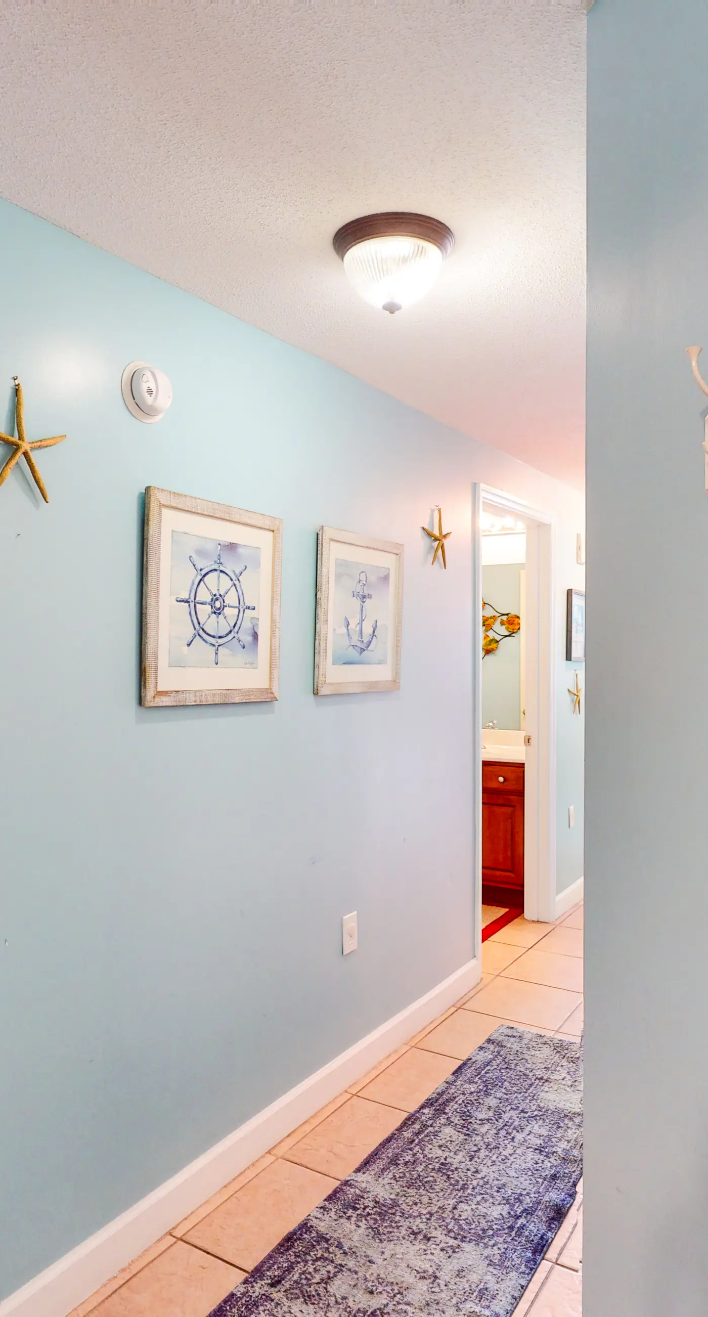 Spacious Gulf-front condo with beach access, pool & hot tub - great location