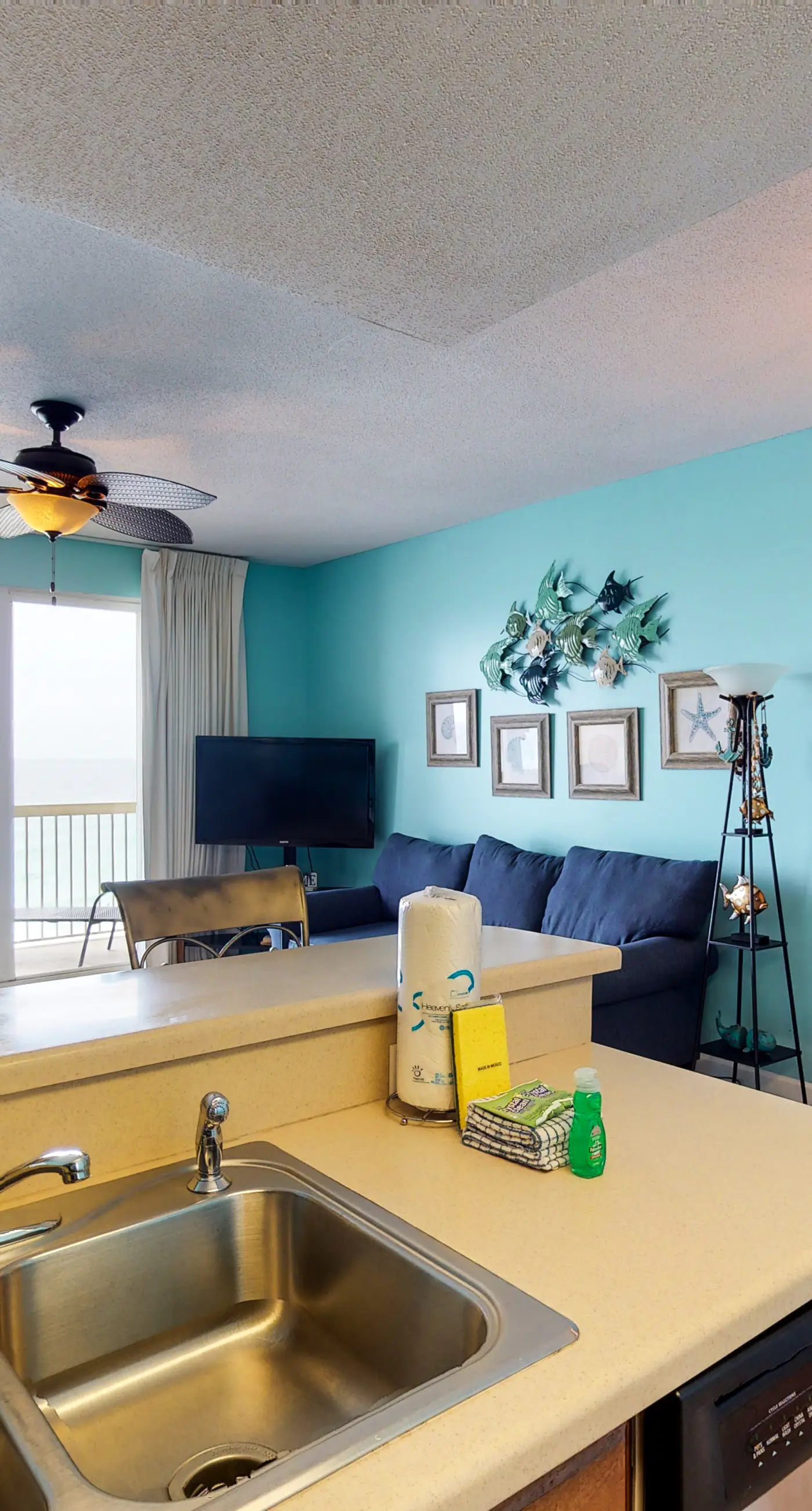 Spacious Gulf-front condo with beach access, pool & hot tub - great location