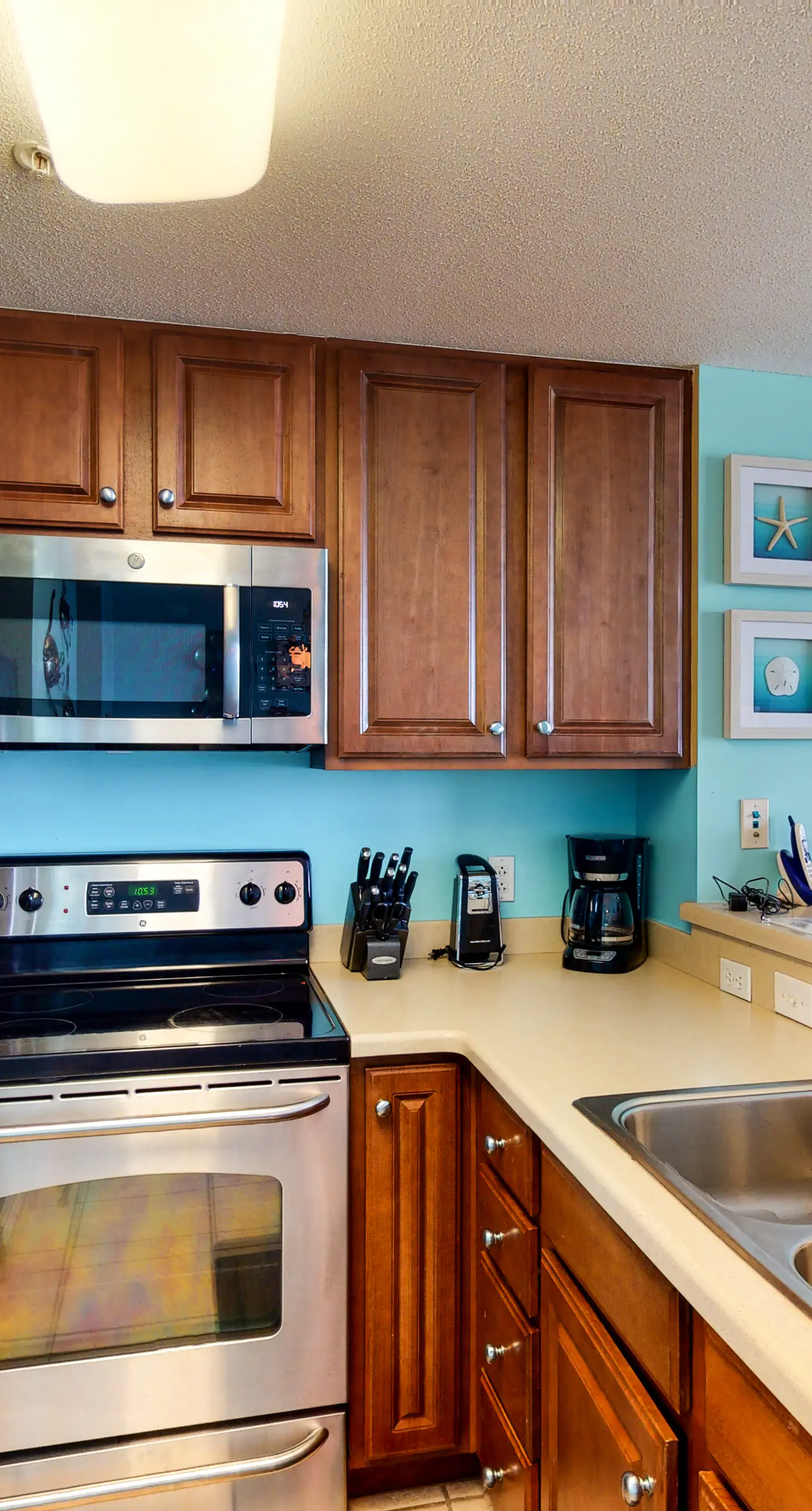 Spacious Gulf-front condo with beach access, pool & hot tub - great location