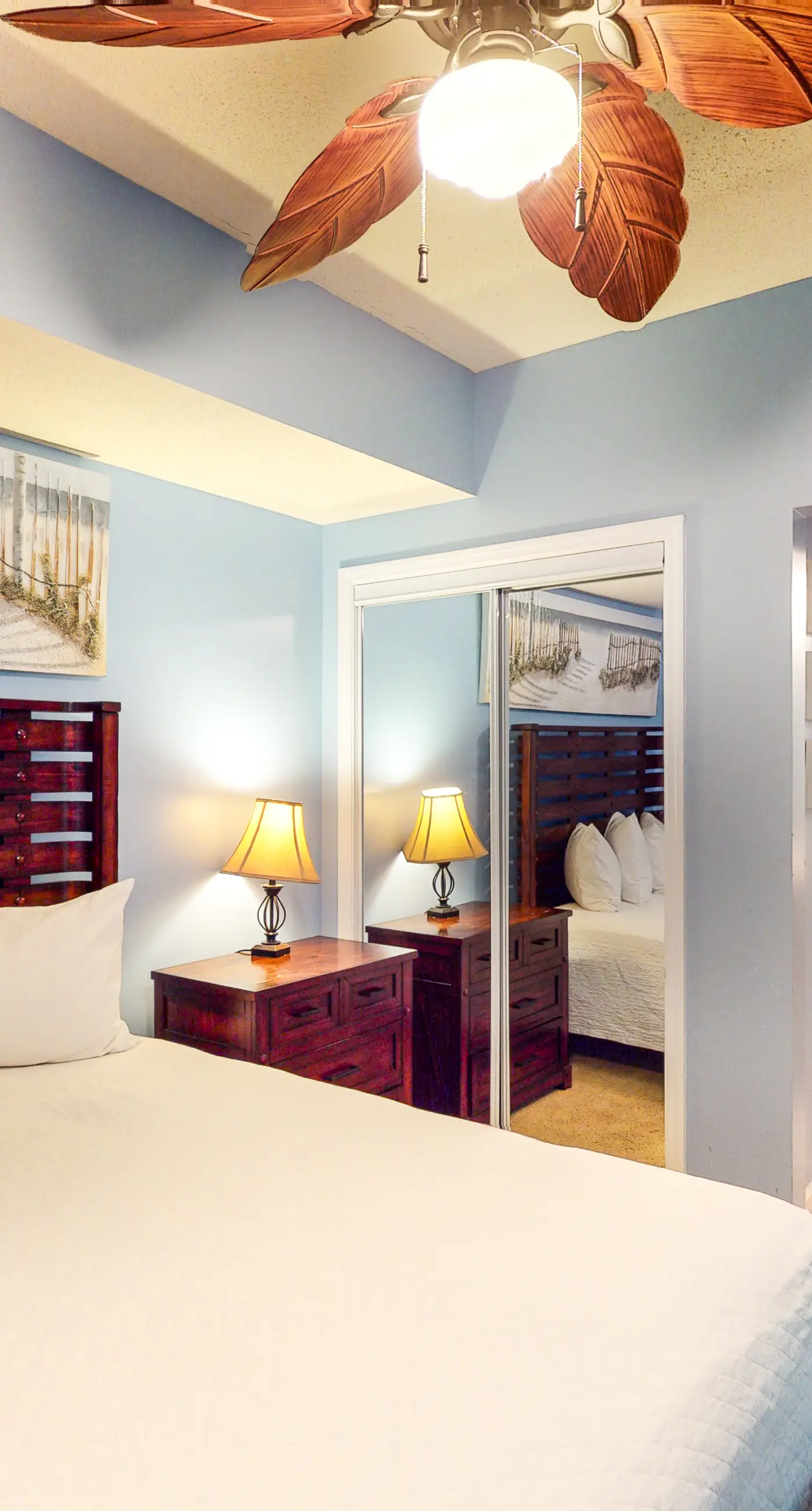 Spacious Gulf-front condo with beach access, pool & hot tub - great location