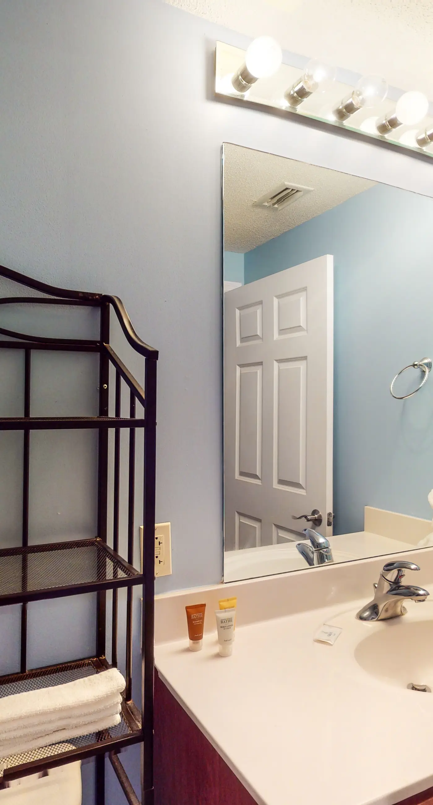 Spacious Gulf-front condo with beach access, pool & hot tub - great location