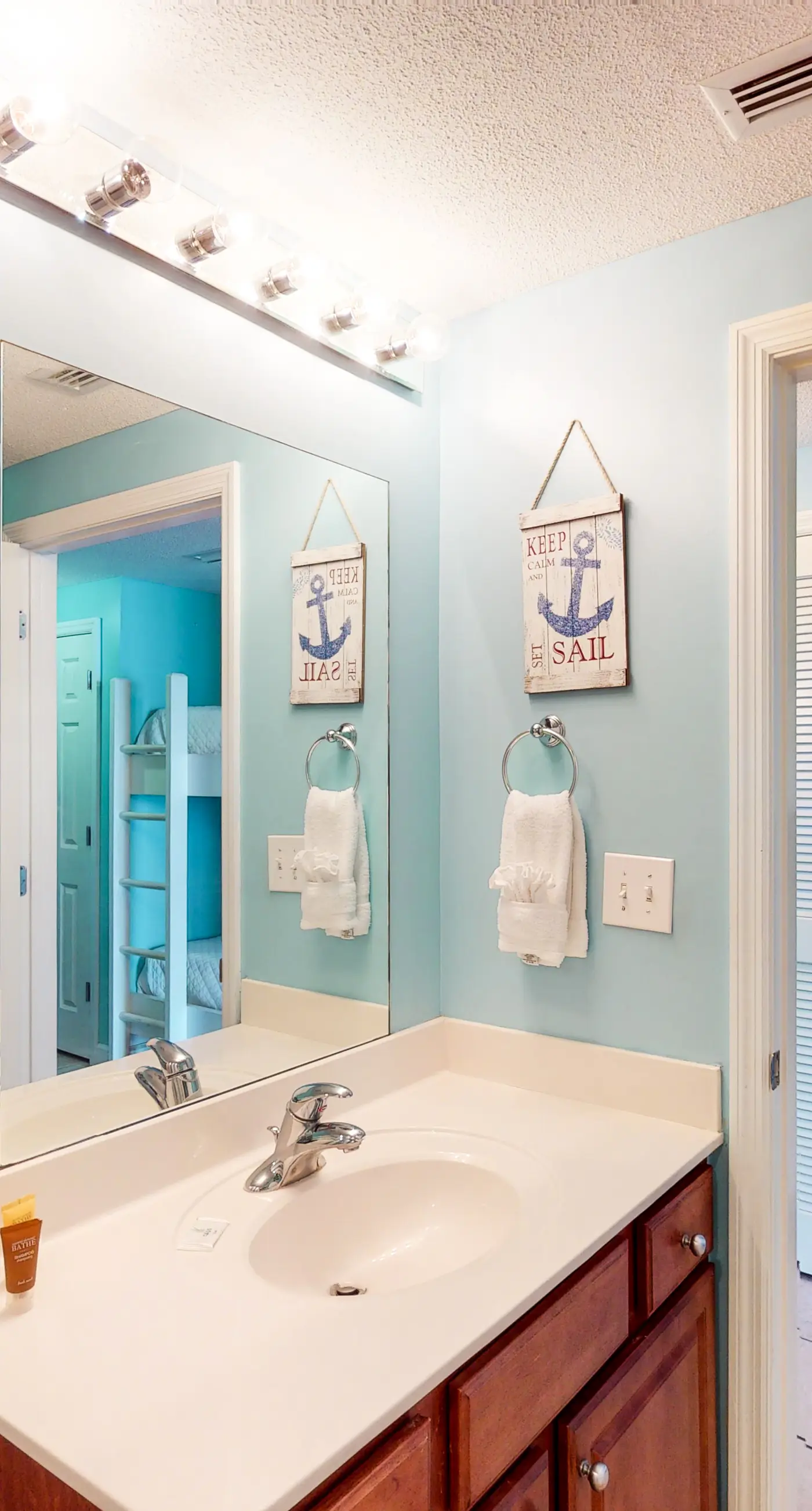 Spacious Gulf-front condo with beach access, pool & hot tub - great location