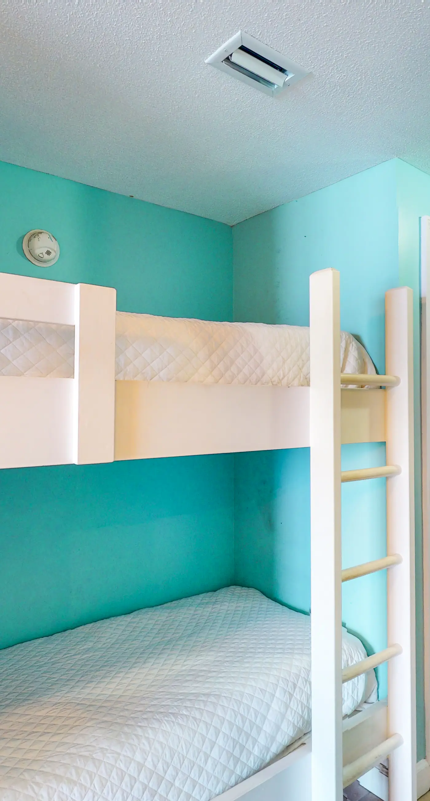 Spacious Gulf-front condo with beach access, pool & hot tub - great location