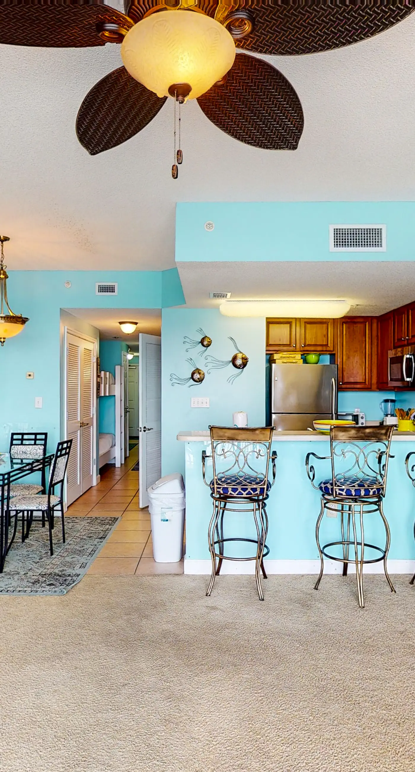 Spacious Gulf-front condo with beach access, pool & hot tub - great location