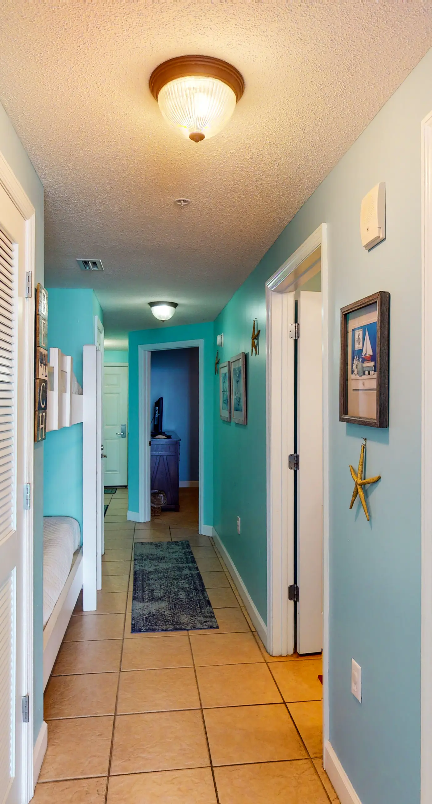 Spacious Gulf-front condo with beach access, pool & hot tub - great location