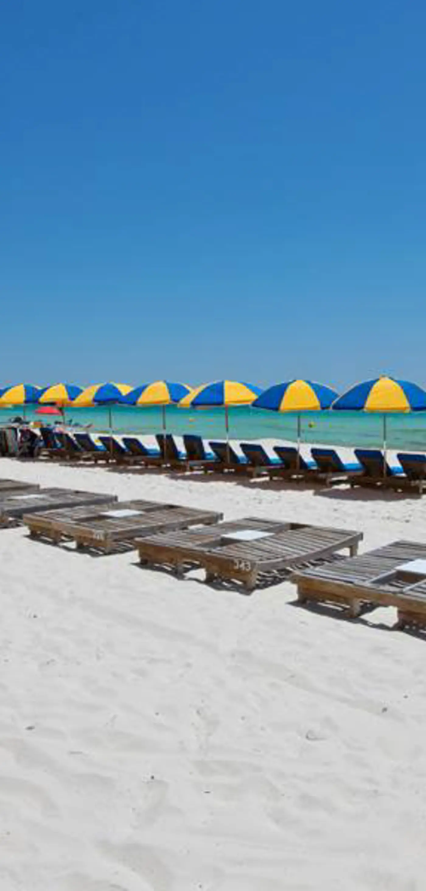 Spacious Gulf-front condo with beach access, pool & hot tub - great location