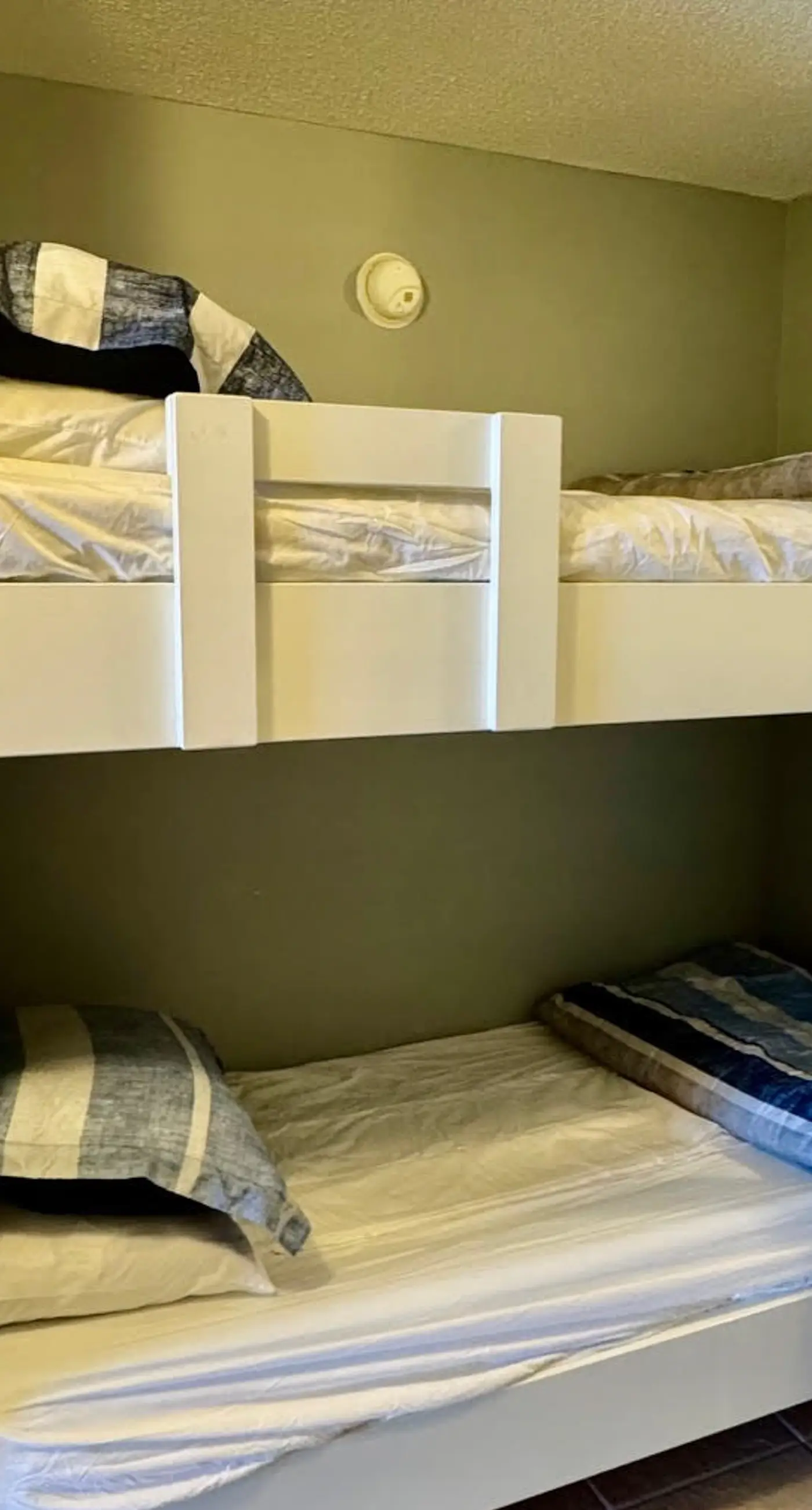 Gorgeous beachfront condo, shared pool and beach access