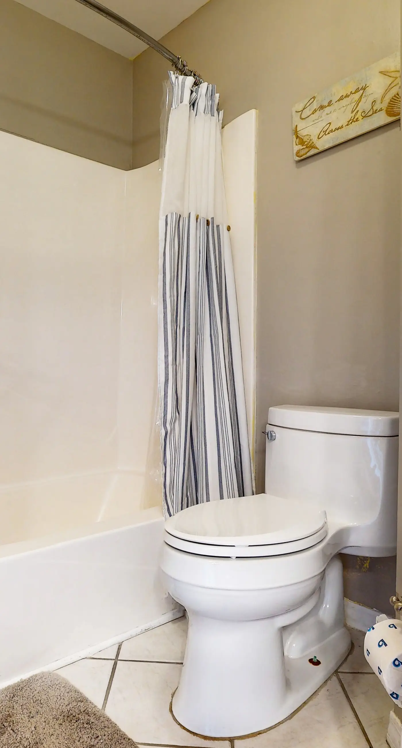 Cozy Coastal Condo w/ a Shared Pool, Free WiFi, Private Washer/Dryer, & A/C