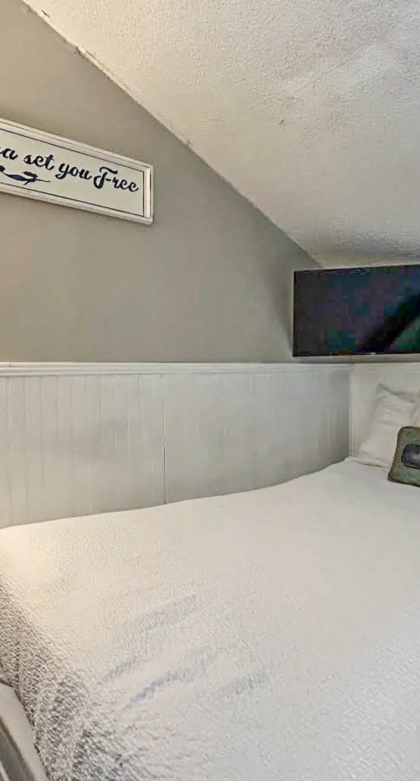 Cozy Coastal Condo w/ a Shared Pool, Free WiFi, Private Washer/Dryer, & A/C