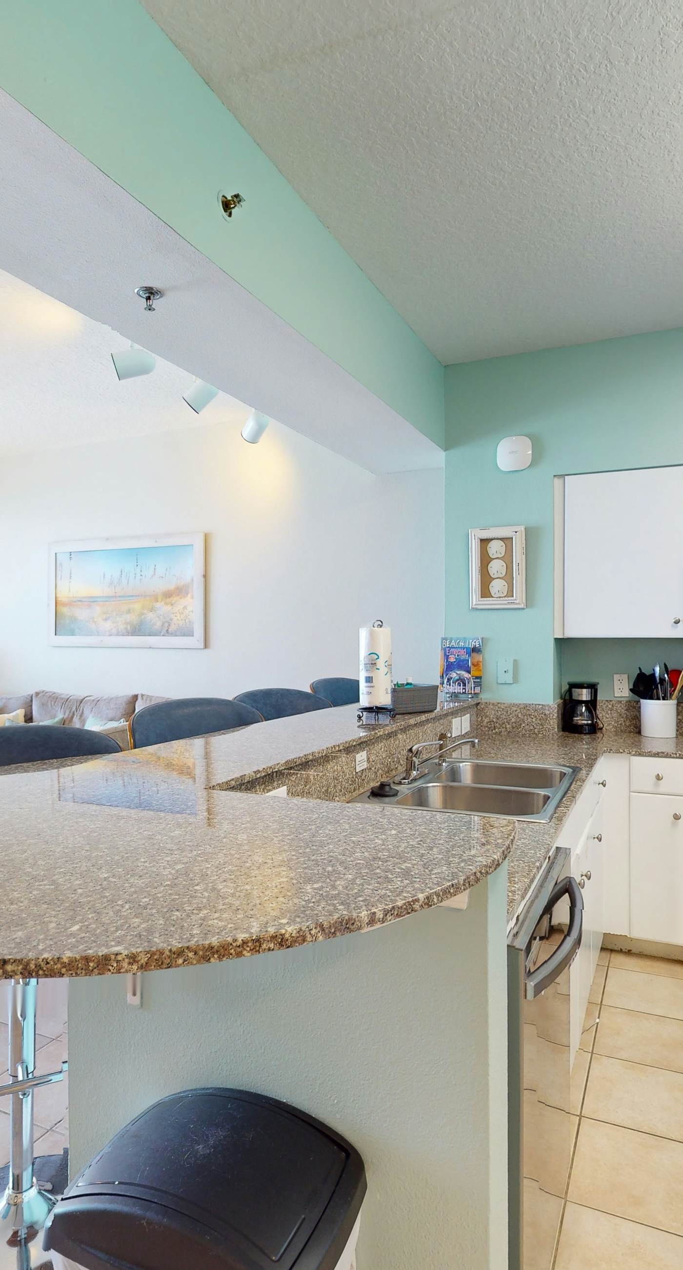 Updated oceanfront condo with pools, hot tub, W/D, AC, & views