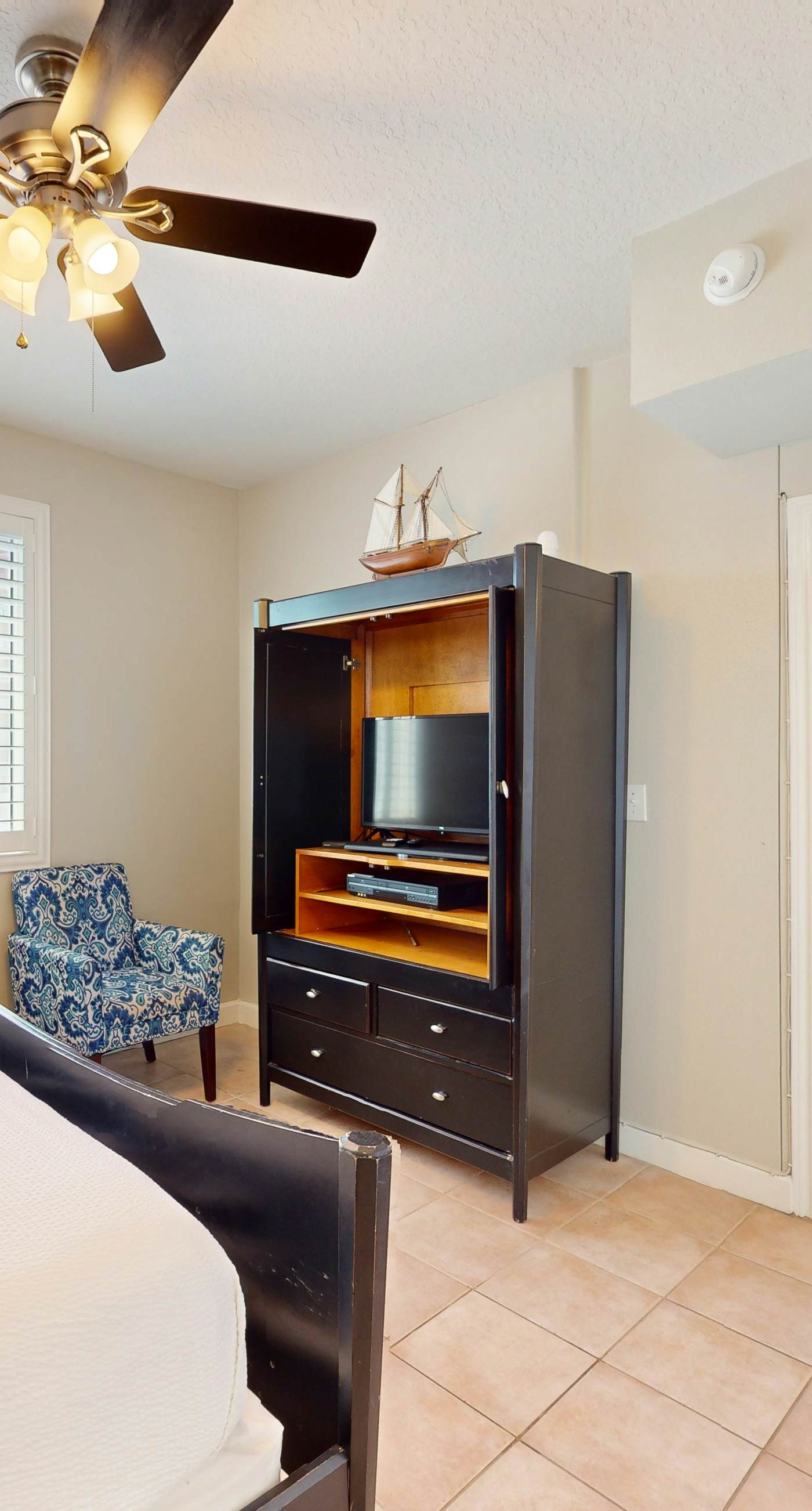 Updated oceanfront condo with pools, hot tub, W/D, AC, & views