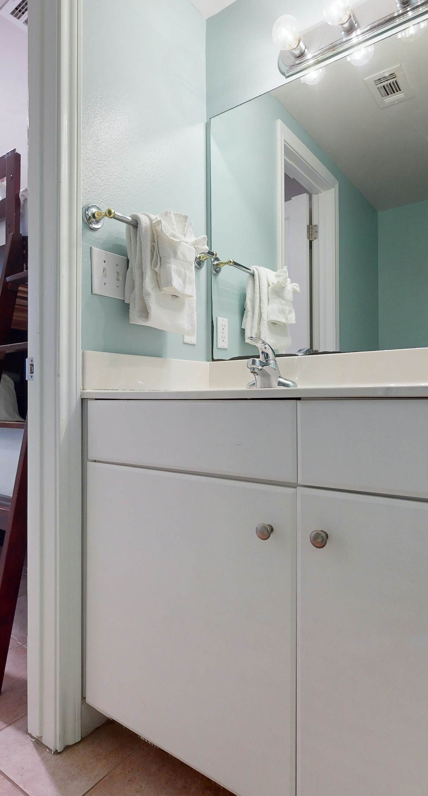 Updated oceanfront condo with pools, hot tub, W/D, AC, & views