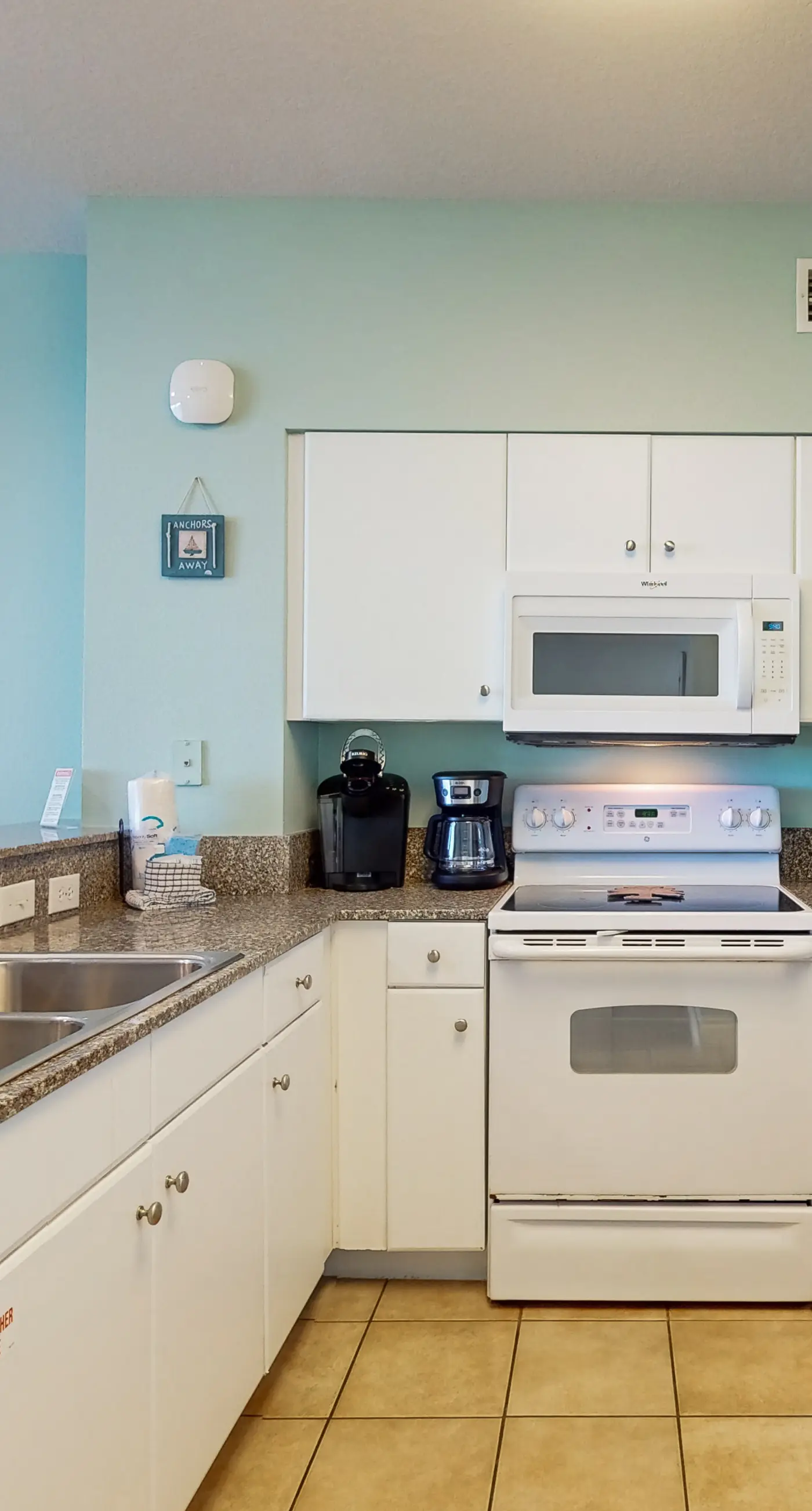 Beachview Condo with full kitchen, shared pool and beach access