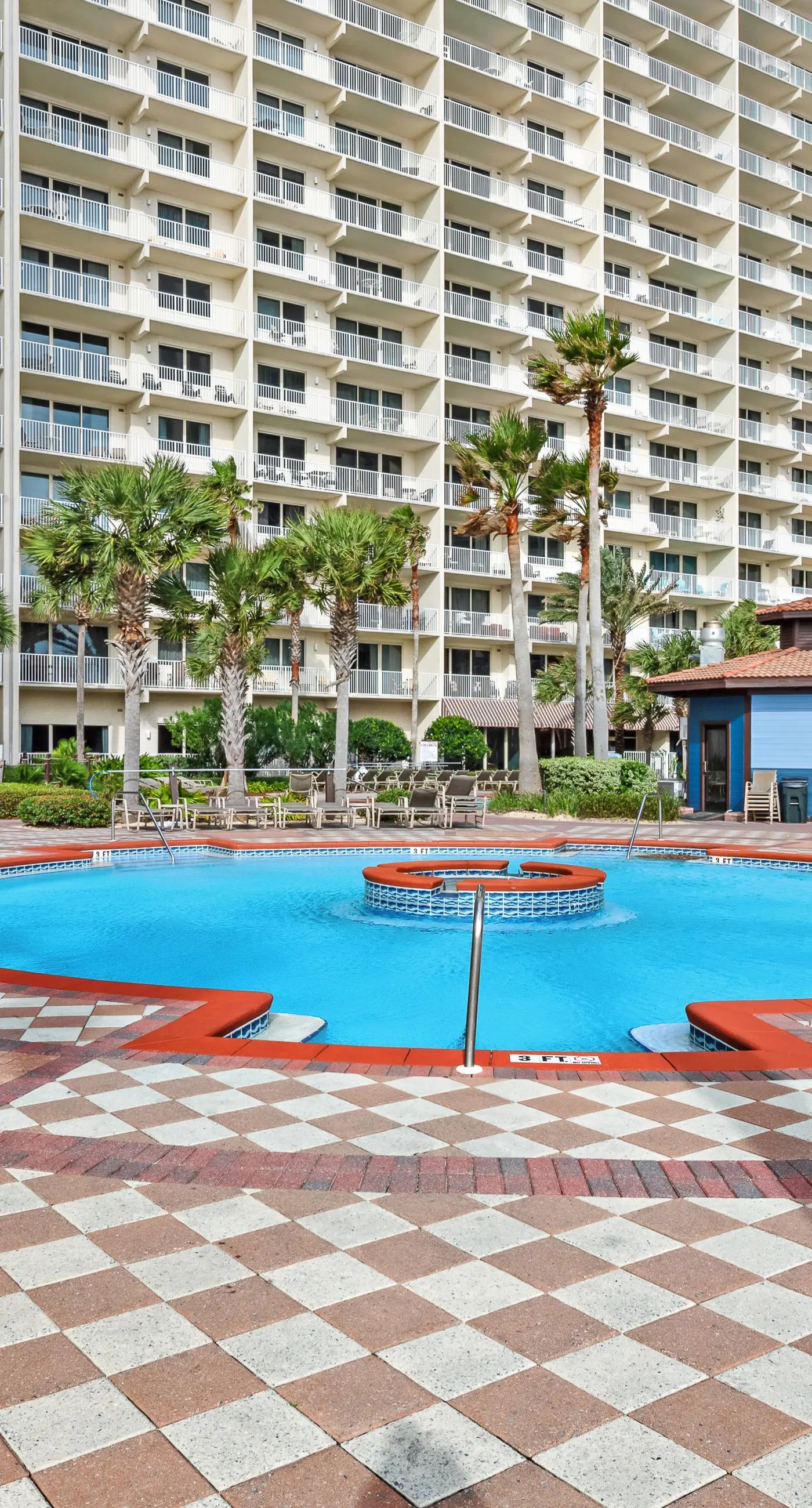 Beachview Condo with full kitchen, shared pool and beach access