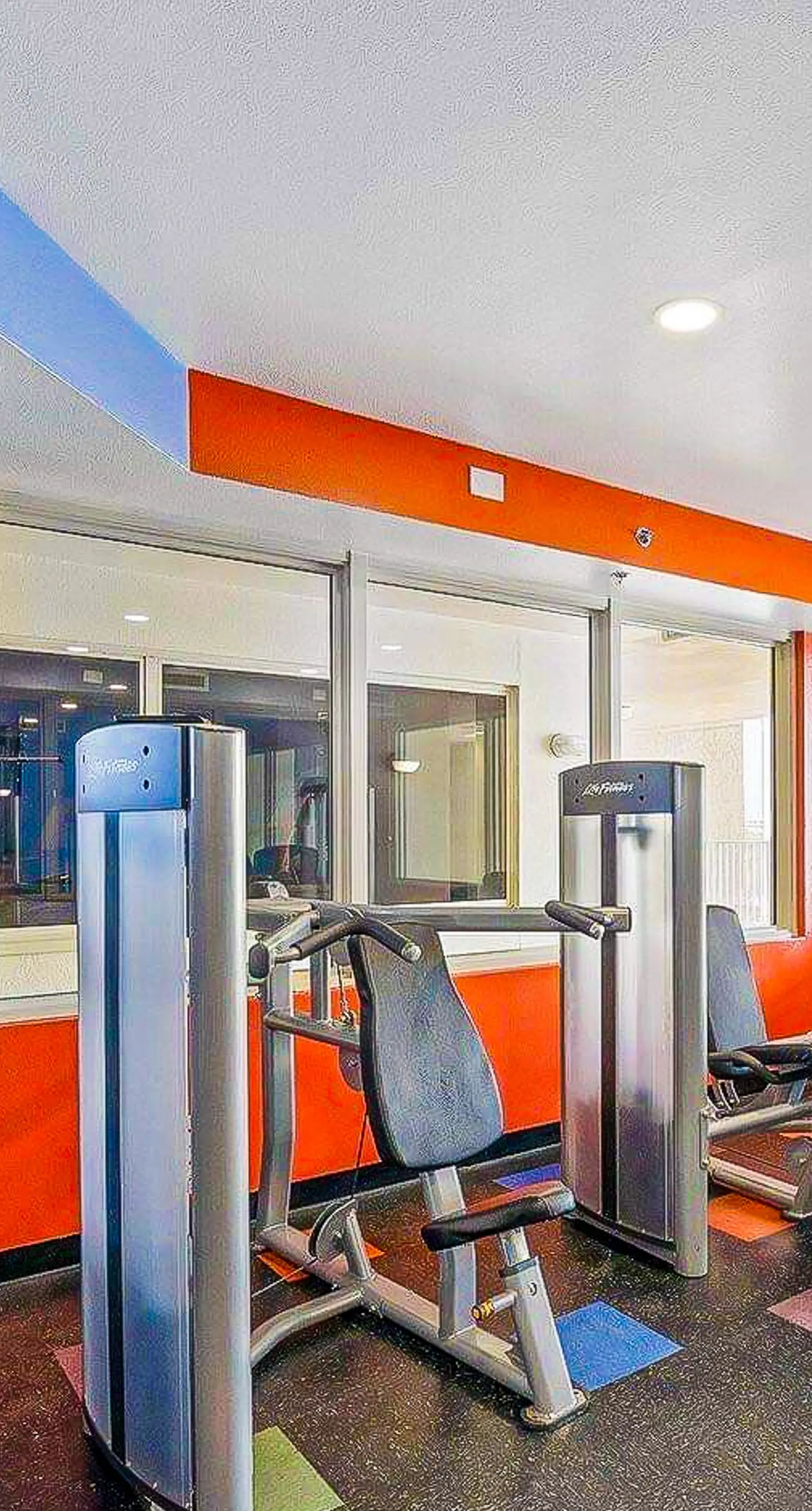 Beachview Condo with full kitchen, shared pool and beach access