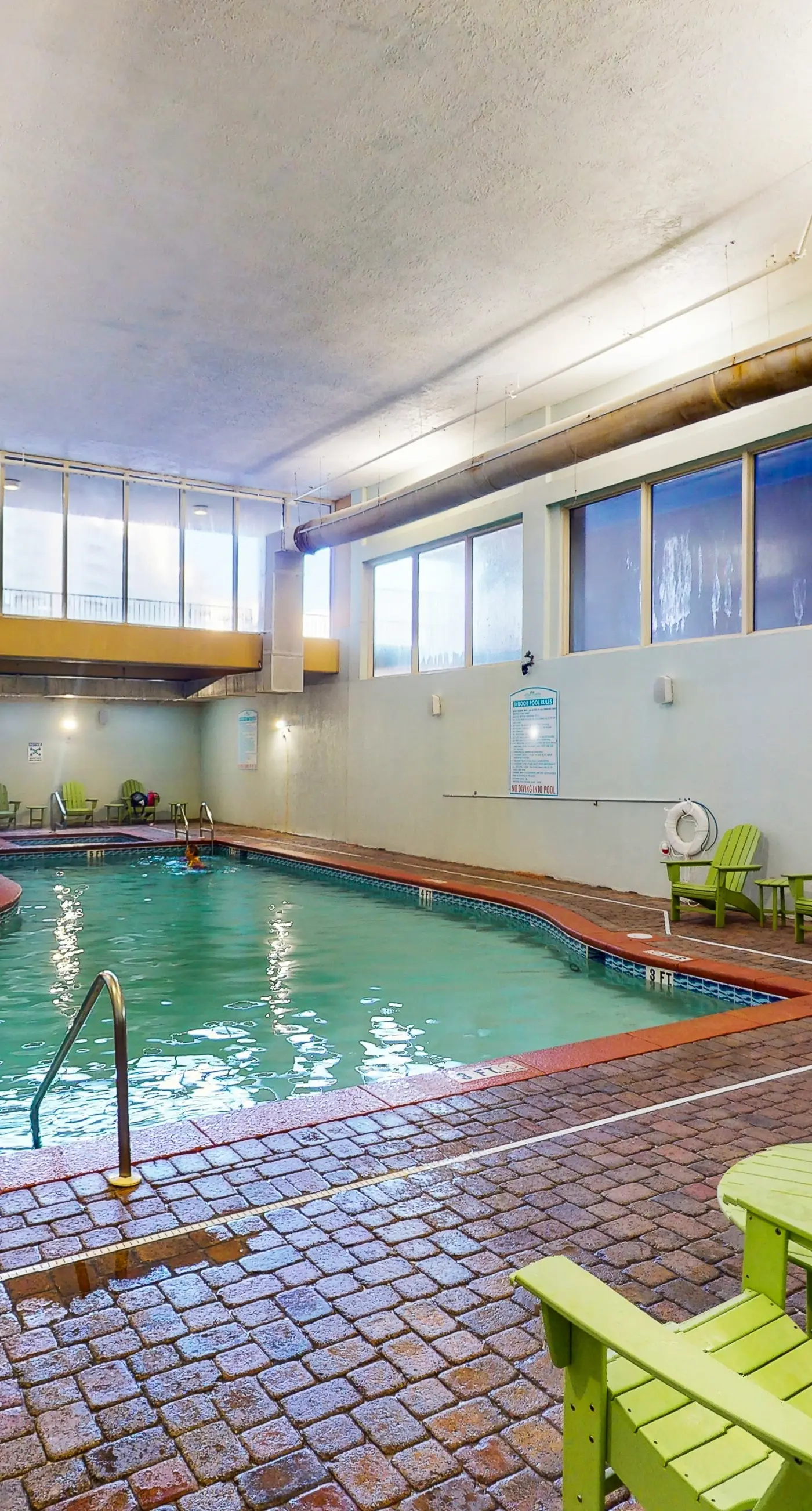 Beachview Condo with full kitchen, shared pool and beach access