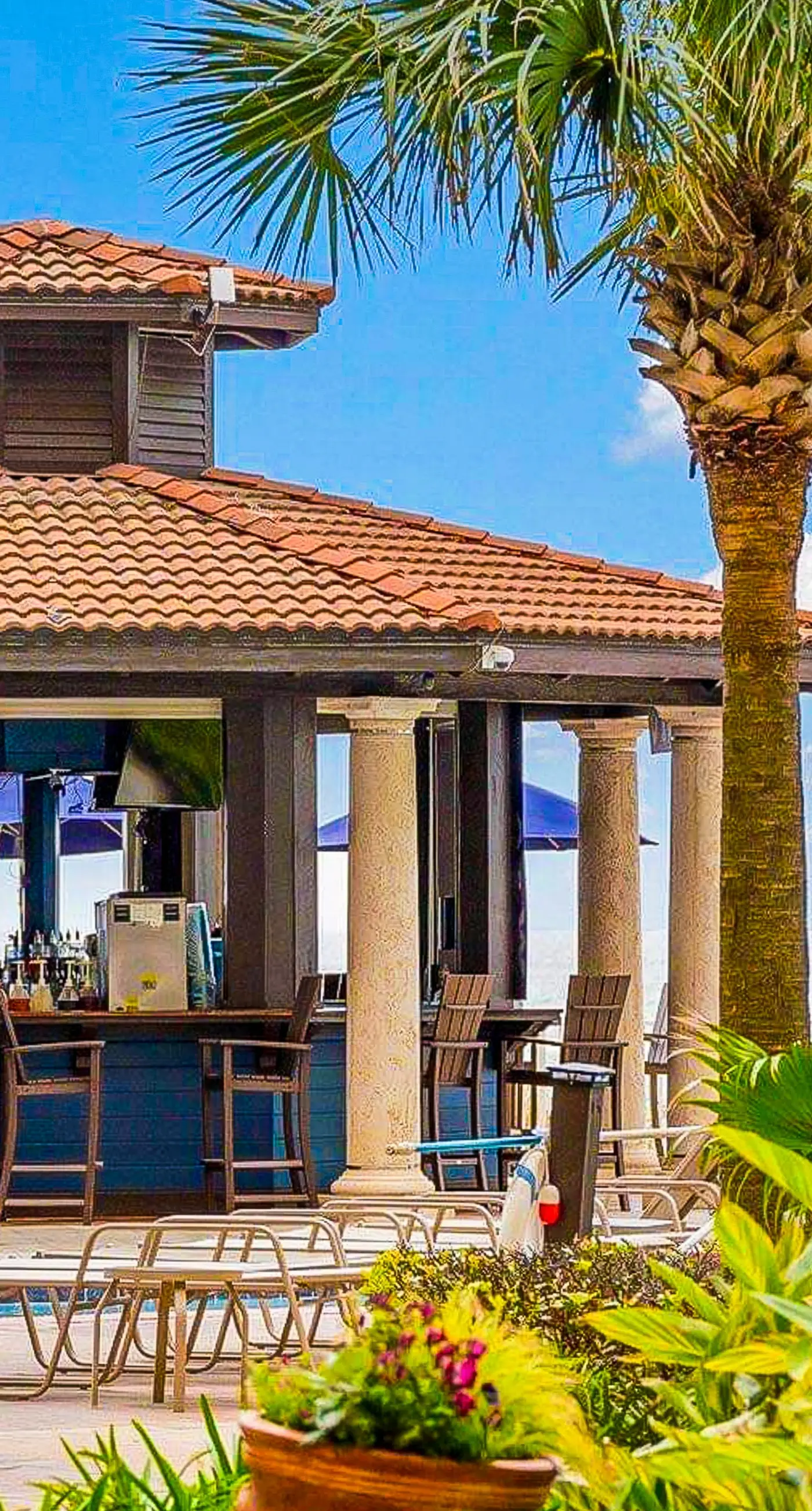 Beachview Condo with full kitchen, shared pool and beach access