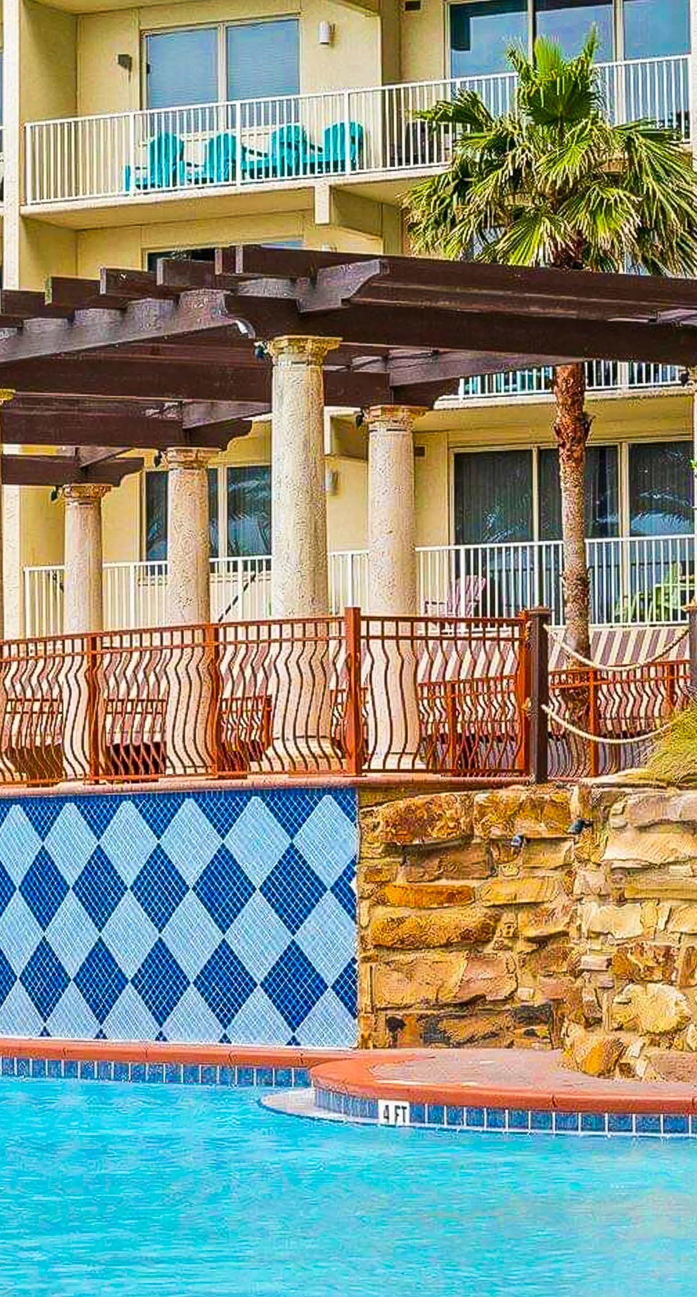 Beachview Condo with full kitchen, shared pool and beach access