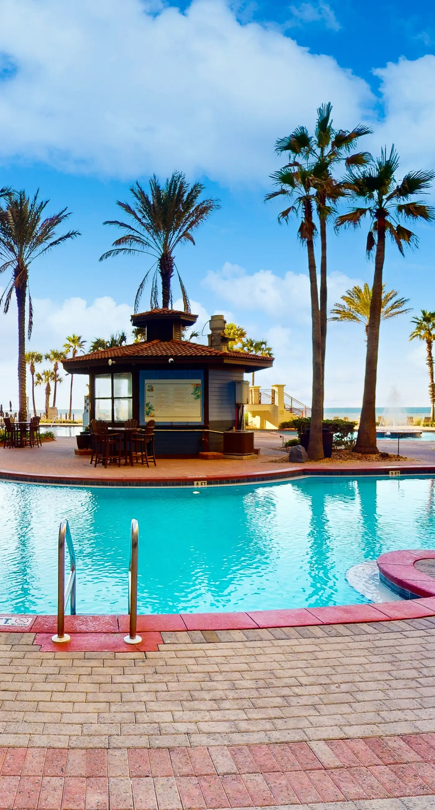 Beachview Condo with full kitchen, shared pool and beach access